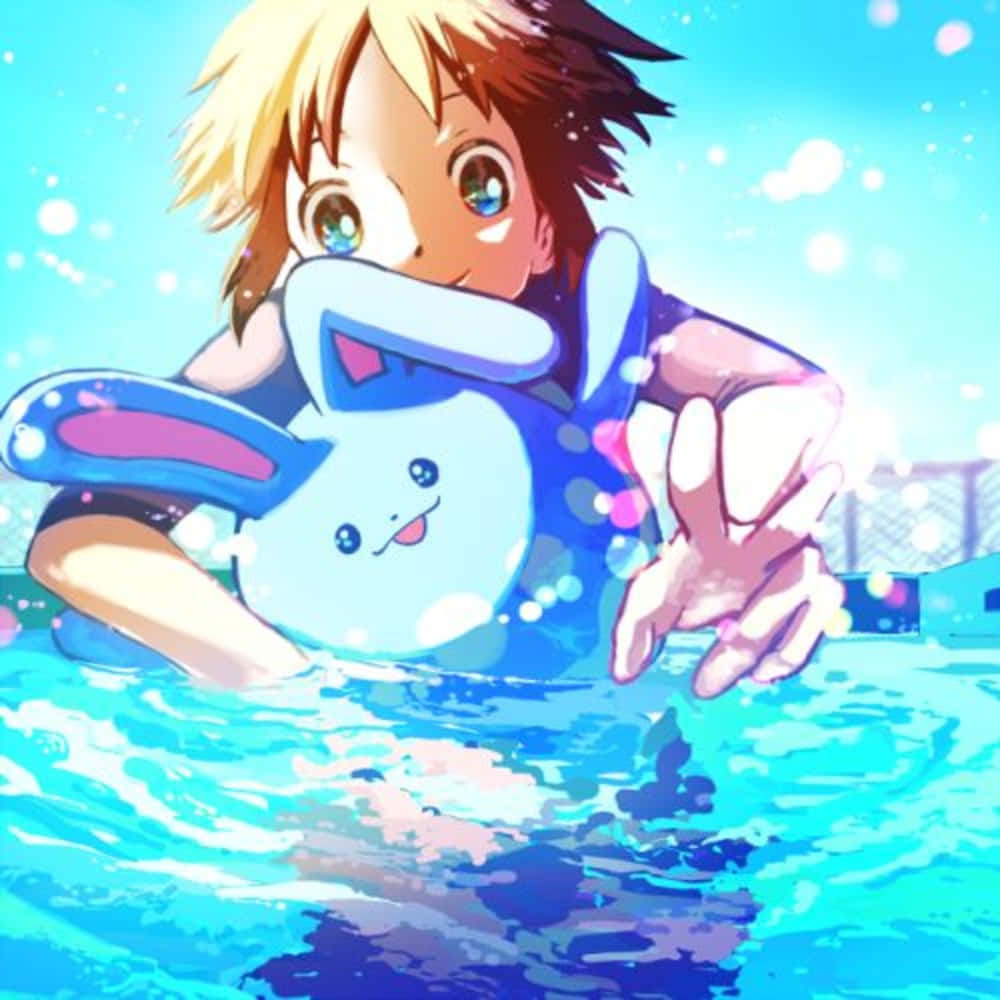 Azumarill 與人在泳池中 壁紙 — 一個開心的動畫男孩，金髮，在燦爛陽光下，在閃閃發光的泳池水中微笑，手持藍色兔子浮圈。