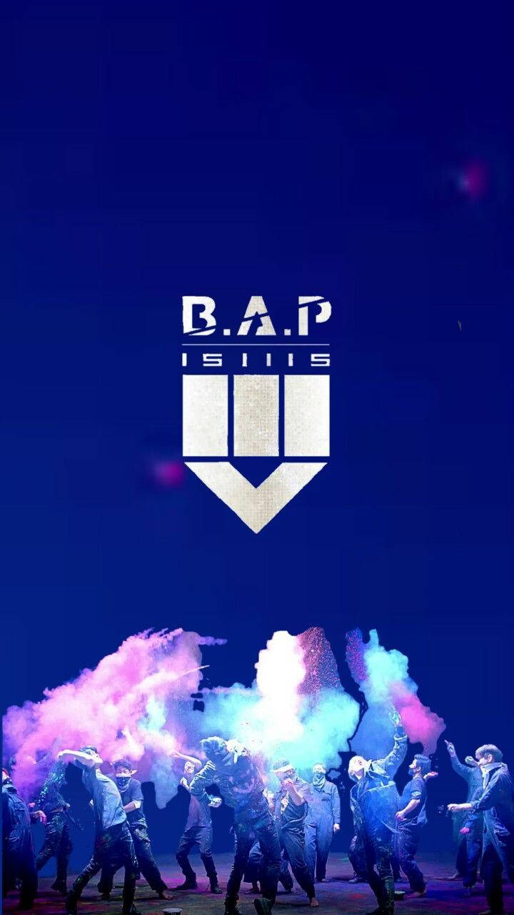 B.A.P團體K-pop 壁紙 — K-pop 組合 B.A.P 在深藍色背景下，伴隨著充滿活力的粉紅色和藍色煙霧爆炸，充滿活力地表演。