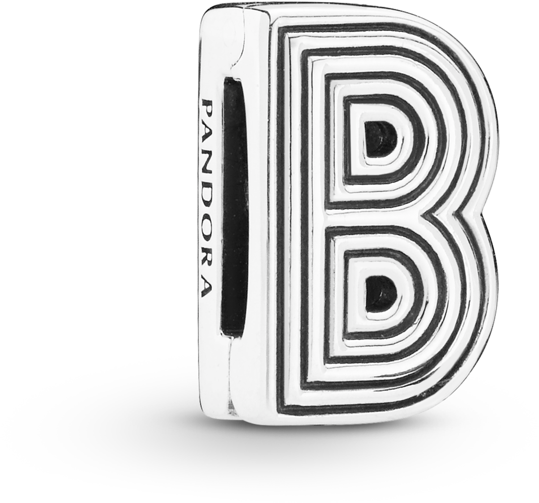 潘朵拉字母B吊墜 壁紙 — 一個銀色 Pandora 吊飾，形狀像字母 B，帶有同心黑白條紋，背景為黑色。
