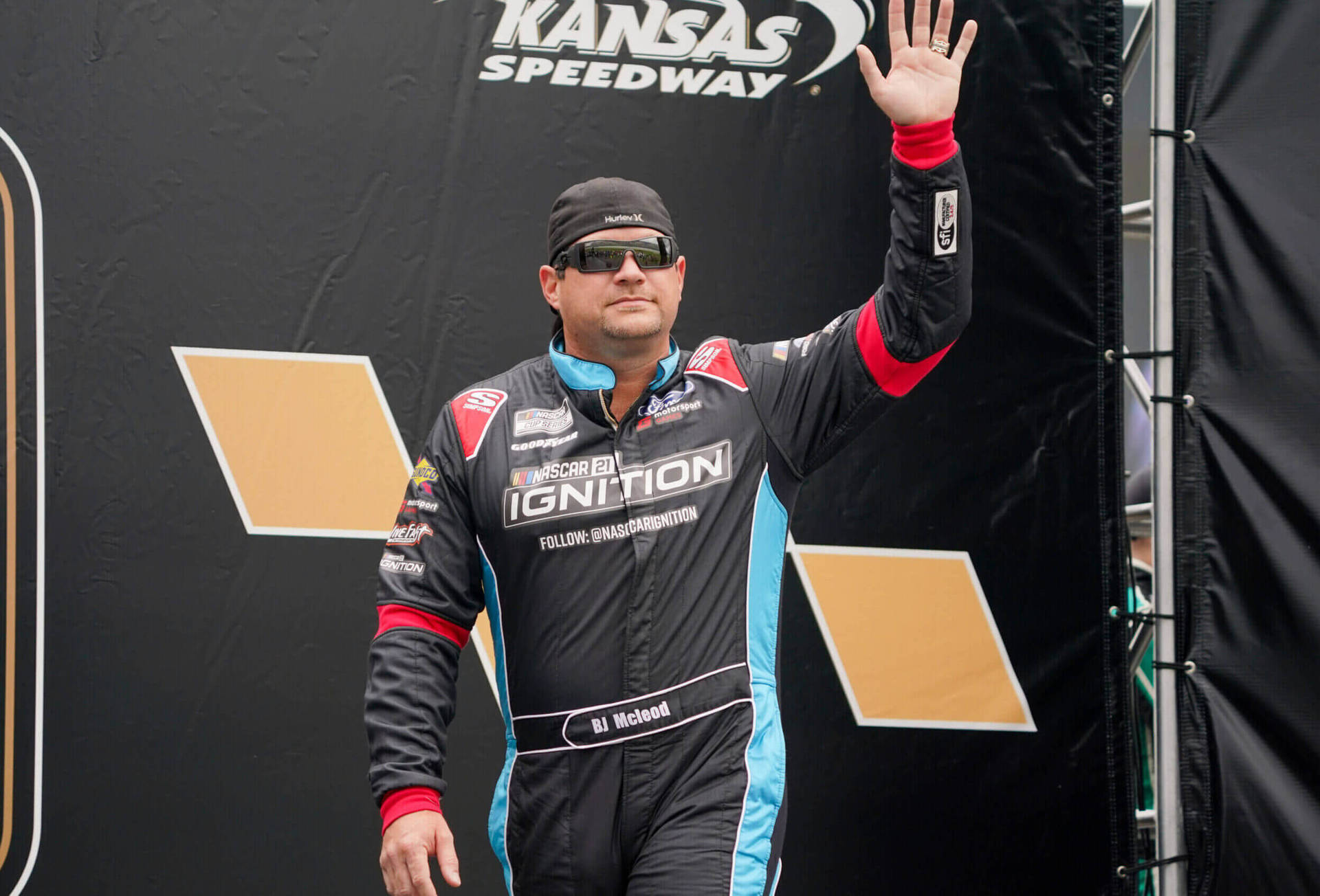 NASCAR車手BJ McLeod在比賽期間於堪薩斯賽車場向車迷揮手。
