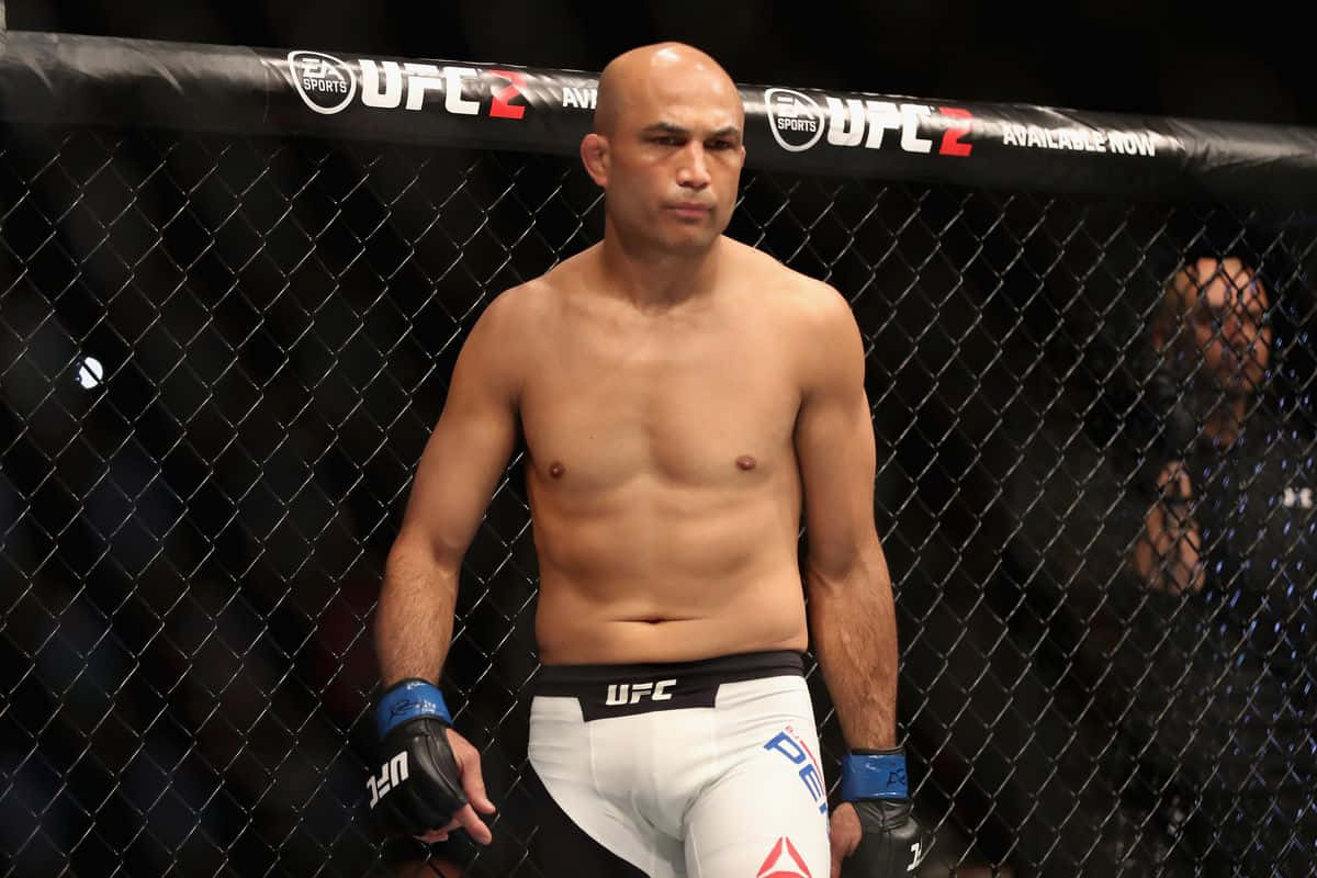 八角籠內的UFC拳手，穿著白色短褲和藍色手套。