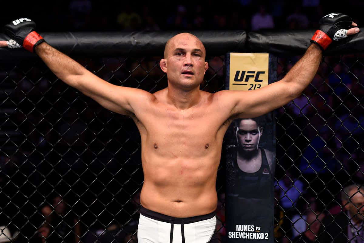 UFC拳手在八角籠內高舉雙臂慶祝勝利。