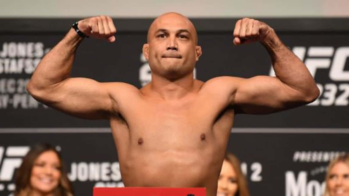 UFC拳擊手在稱重活動中自信地彎曲手臂。