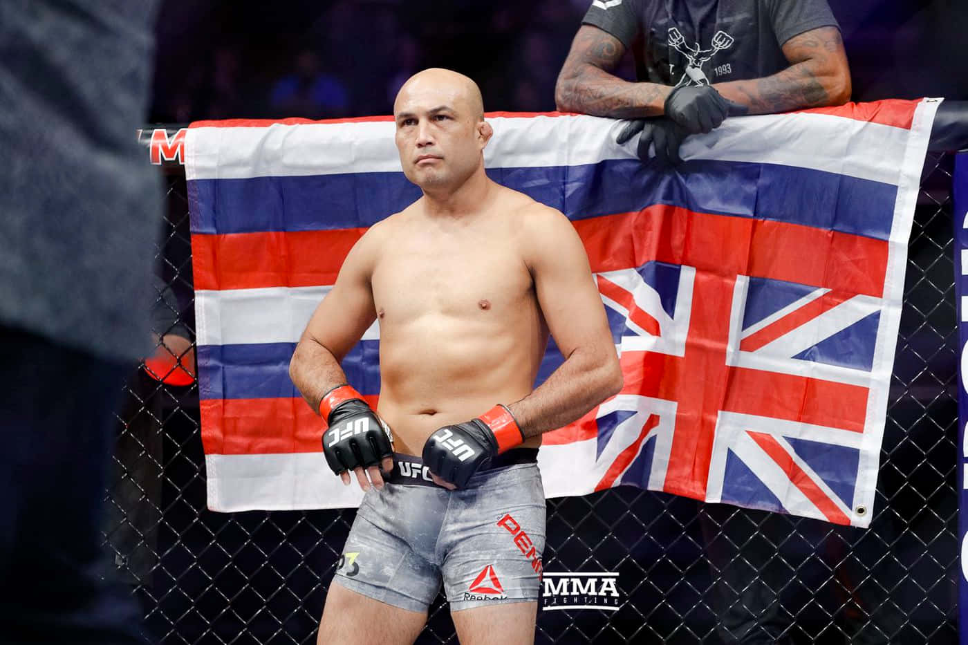 籠內的MMA拳手，身後有泰國和英國國旗。