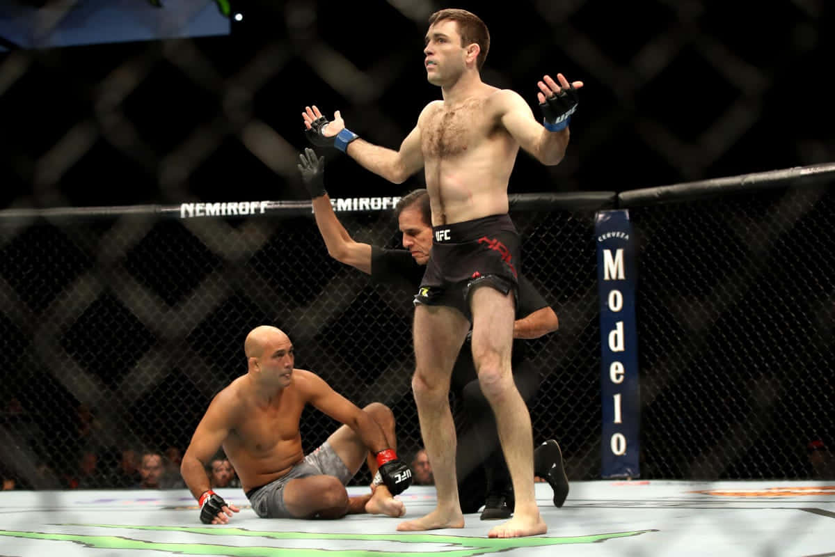 MMA拳手在八角籠中戰勝對手，站立勝利。