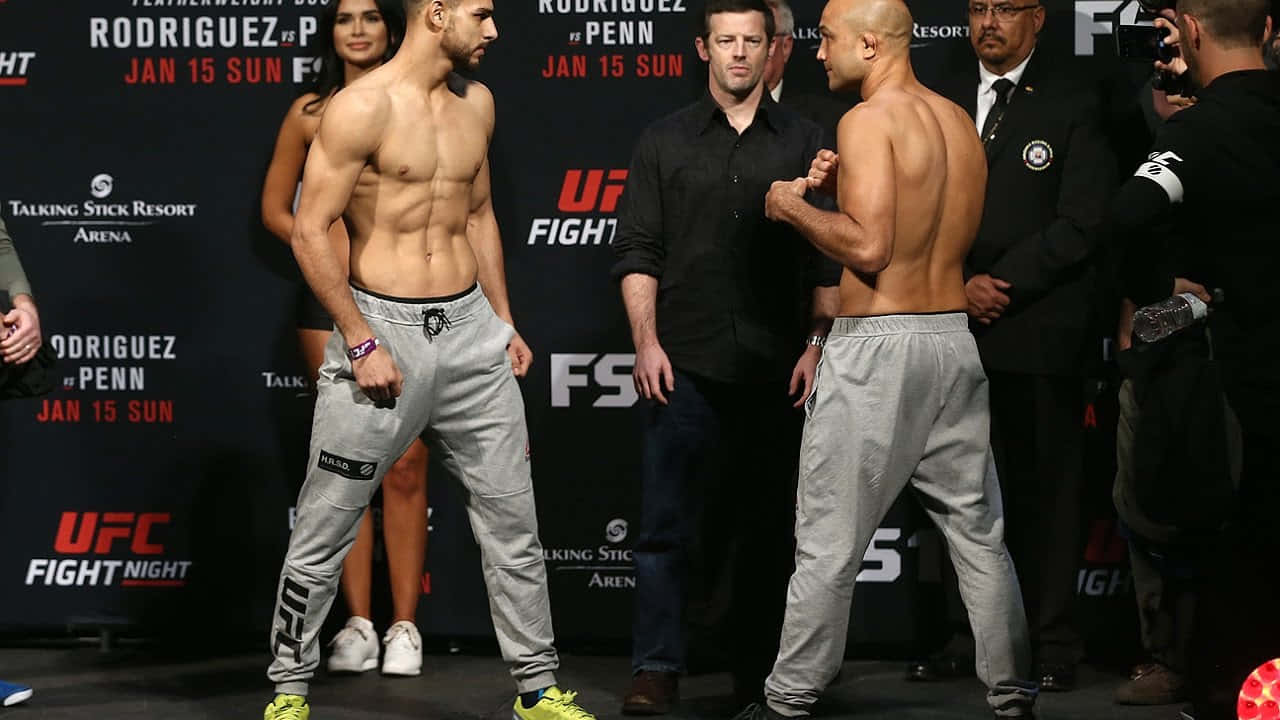 兩位赤裸上身的MMA拳手在UFC稱重活動中面對面站立。