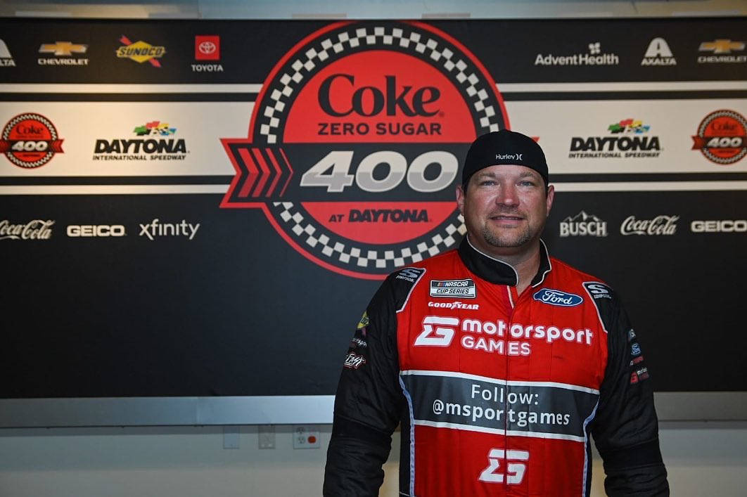 在Daytona賽事新聞區穿著賽車服的NASCAR車手。