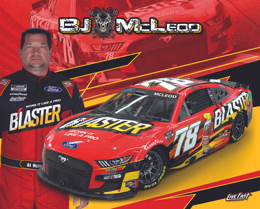 NASCAR 車手 BJ McLeod 身穿賽車服，站在他的紅黃色 #78 Ford Mustang 賽車旁。