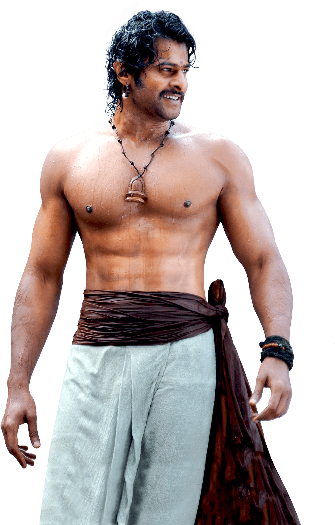 Baahubali 角色姿勢 壁紙 — 一個肌肉發達、深色捲髮、戴著項鍊的男人在黑色背景前自信地微笑。