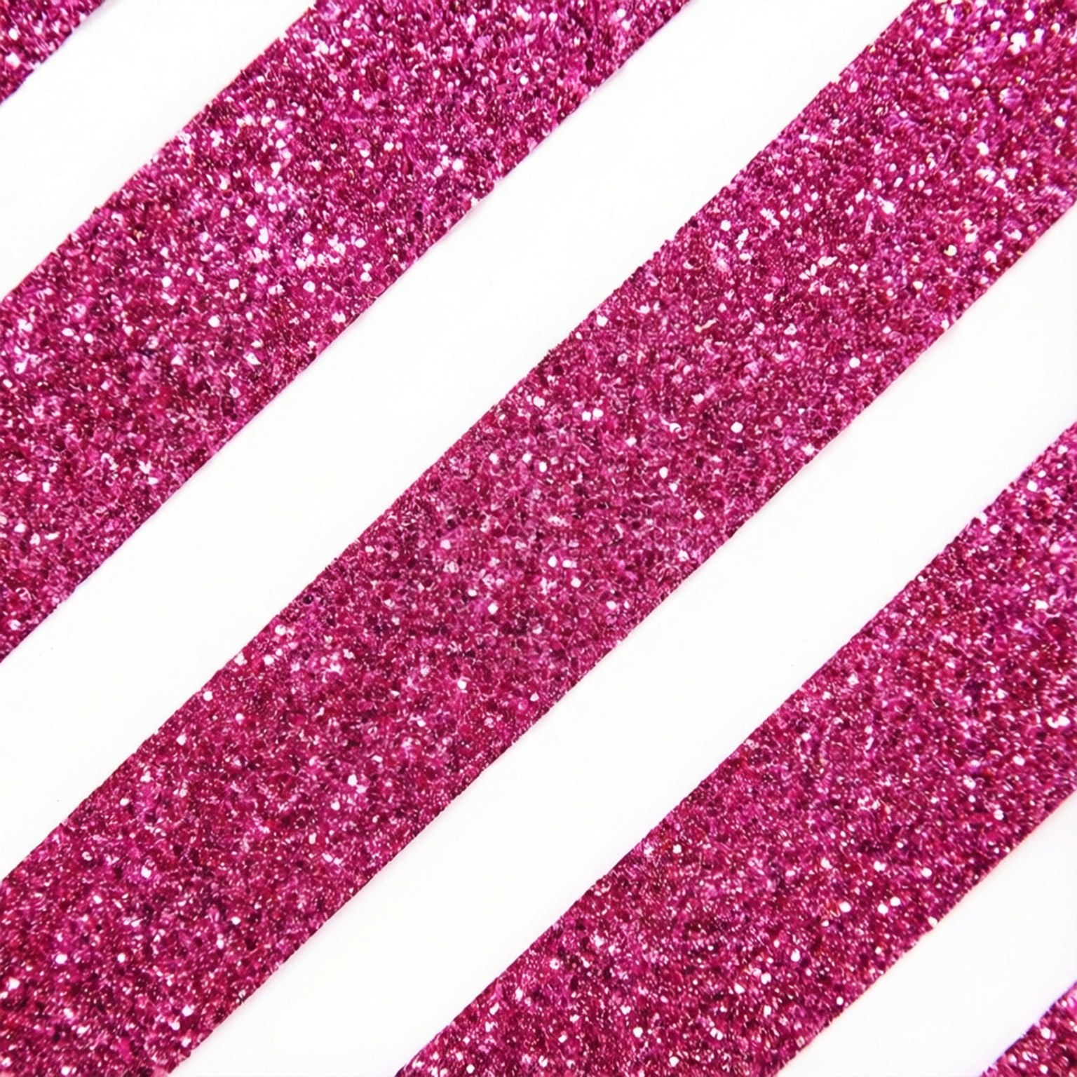 Pink Sparkle 桌布 壁紙 — 鮮豔的粉紅閃粉斜紋與清晰的白色條紋交替，形成大膽的幾何圖案。