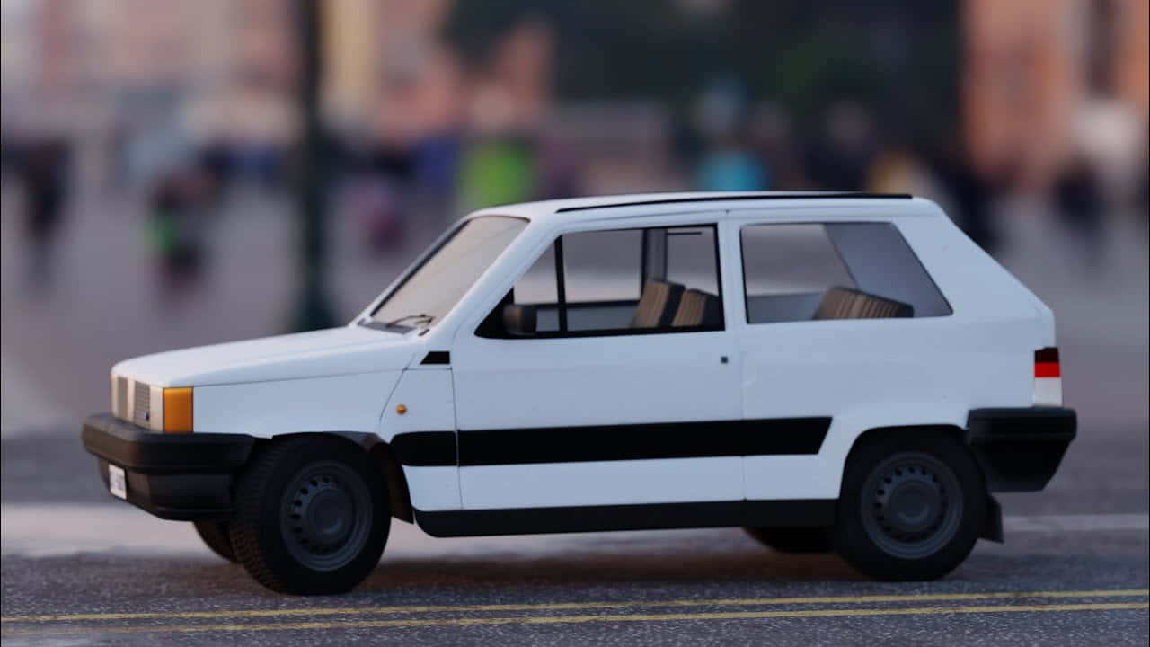 Fiat Panda 桌布 壁紙 — 一輛白色復古掀背車，帶黑色飾邊，停泊在模糊行人背景的城市街道上。