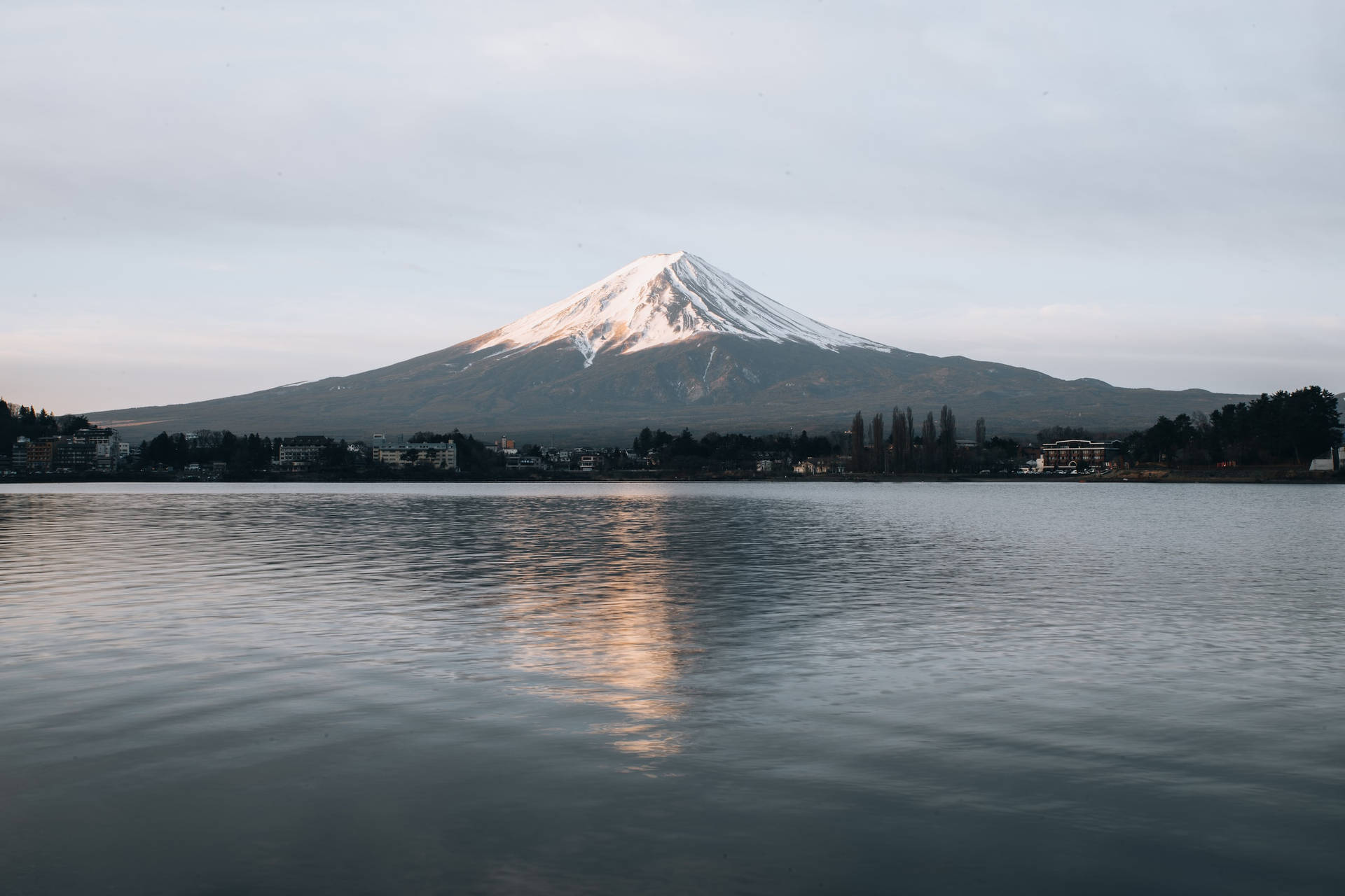 富士山倒映在黎明的平靜湖面上