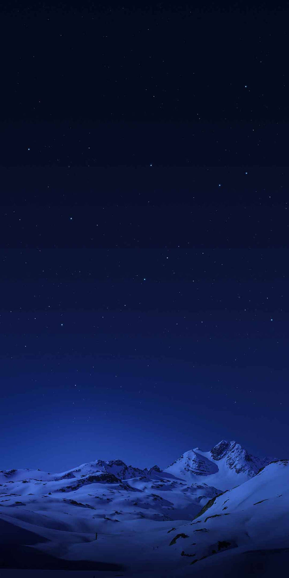 深藍色星空下的雪山。