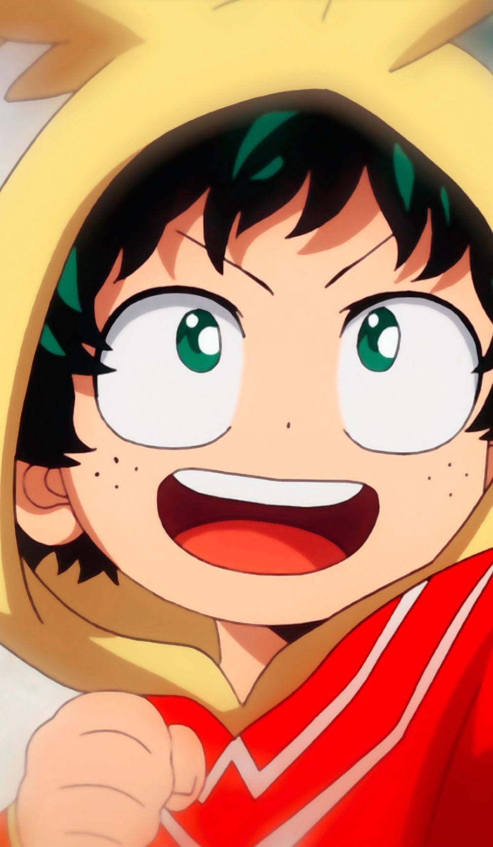 Baby Deku 壁紙 Hero Academia 壁紙 — 一個開心的動畫男孩，綠色眼睛，黑色刺蝟頭，穿著紅色連帽衫，充滿興奮。