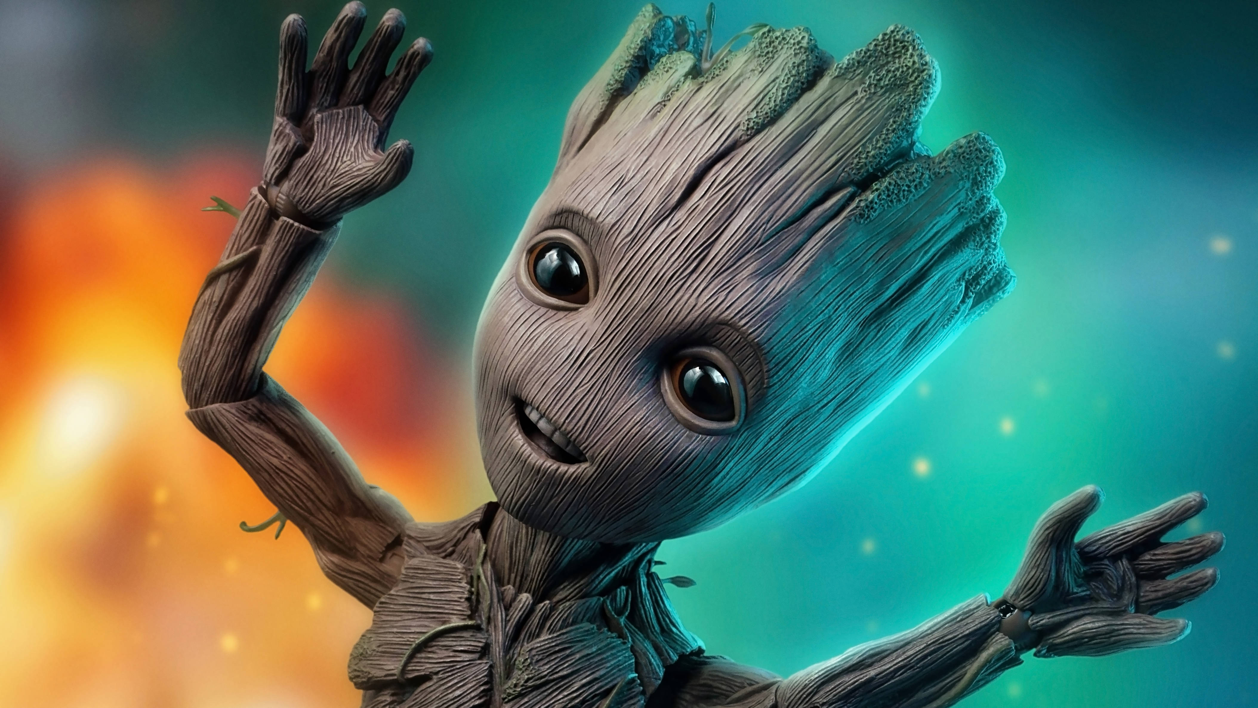 Baby Groot 橙綠背景 壁紙 — 一個快樂的樹狀嬰兒，睜大眼睛，伸出雙臂，在熾熱的橙色和發光的青綠色宇宙背景下微笑。