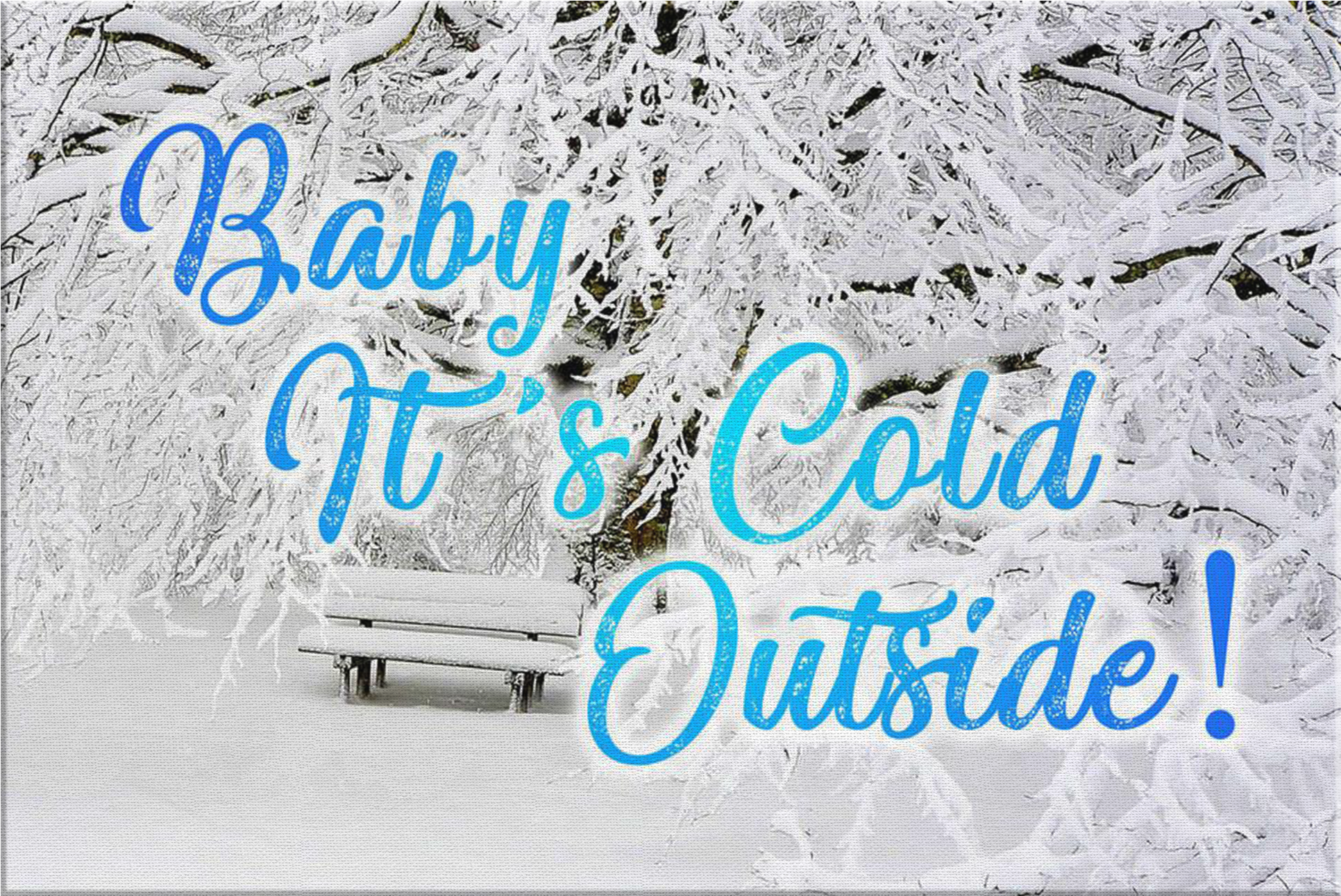 冬季長椅雪景與「Baby It's Cold Outside」字樣 壁紙 — 一張被雪覆蓋的長椅位於結霜的樹枝下，藍色草書文字寫著「Baby It's Cold Outside!」