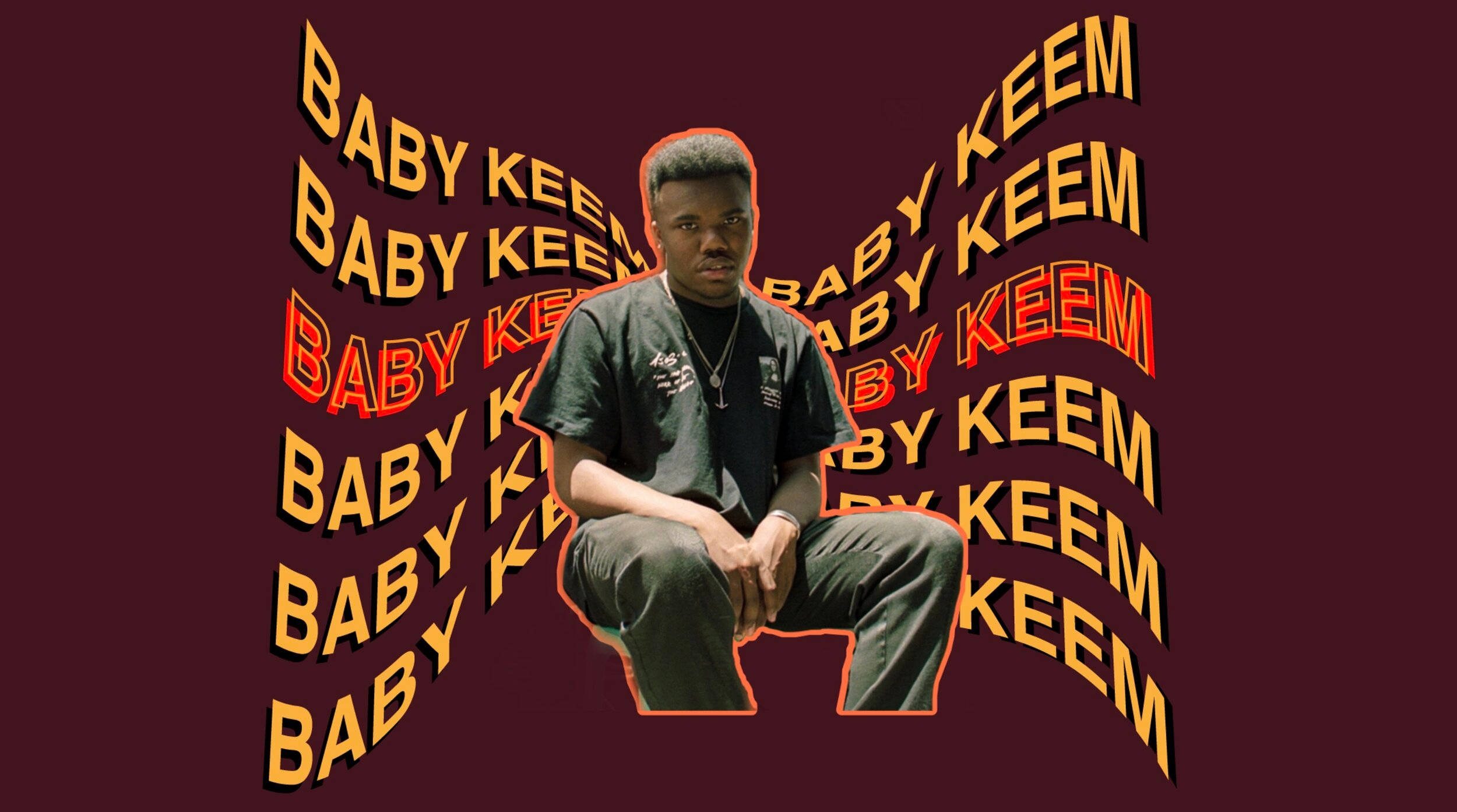 Baby Keem 背景為酒紅色 壁紙 — 一名男子居中坐在栗色背景前，背景上重複出現粗體黃色和紅色的「BABY KEEM」文字。