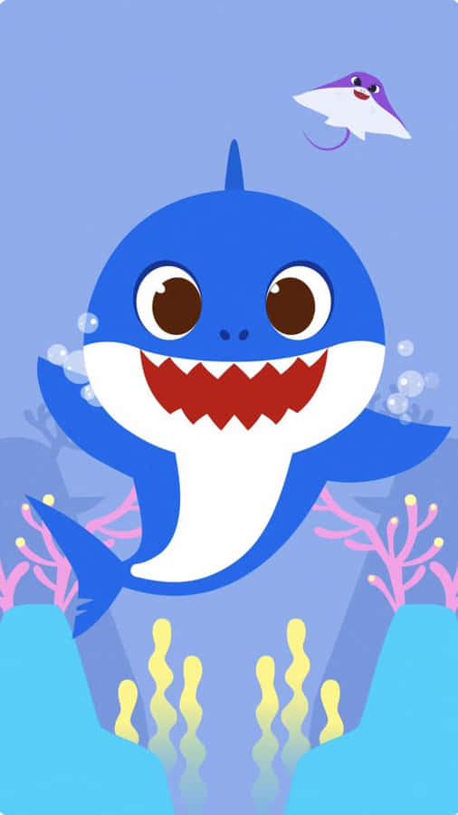 Baby Shark 背景：Daddy Shark 招手 壁紙 — 一隻開心嘅藍色卡通鯊魚，有大眼睛同紅色牙齒，喺色彩繽紛嘅珊瑚同氣泡中快樂咁游水。