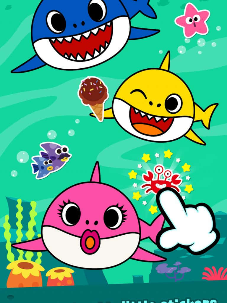 Baby Shark 背景：Baby Shark 家庭與點擊器 壁紙 — 色彩繽紛的卡通鯊魚和海洋生物在海底嬉戲，帶著雪糕筒和泡泡。