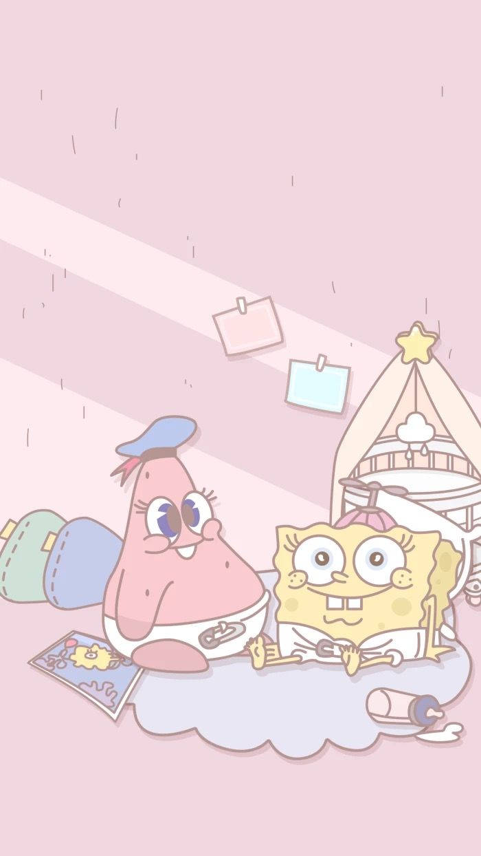 Baby SpongeBob 與 Patrick 的柔美風格 壁紙 — 海綿寶寶和派大星穿著尿布坐在雲上，旁邊有嬰兒床和漂浮的照片，背景是柔和的粉紅色。