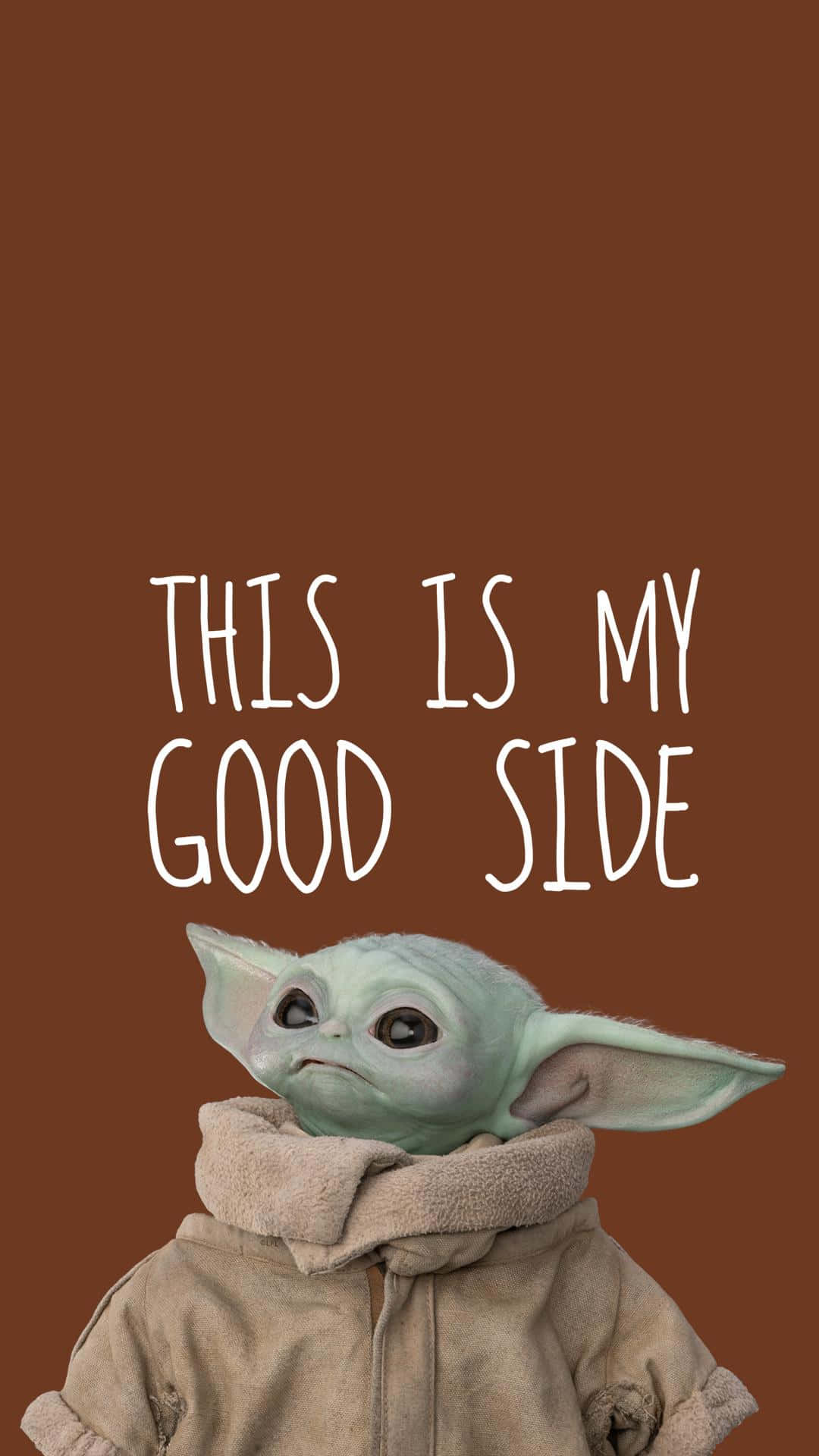 Baby Yoda 美學的正面 壁紙 — 一個綠色皮膚嘅BB Yoda穿著米色連帽衫，喺純棕色背景上抬頭露出甜美表情，上面有白色文字寫住'THIS IS MY GOOD SIDE'。