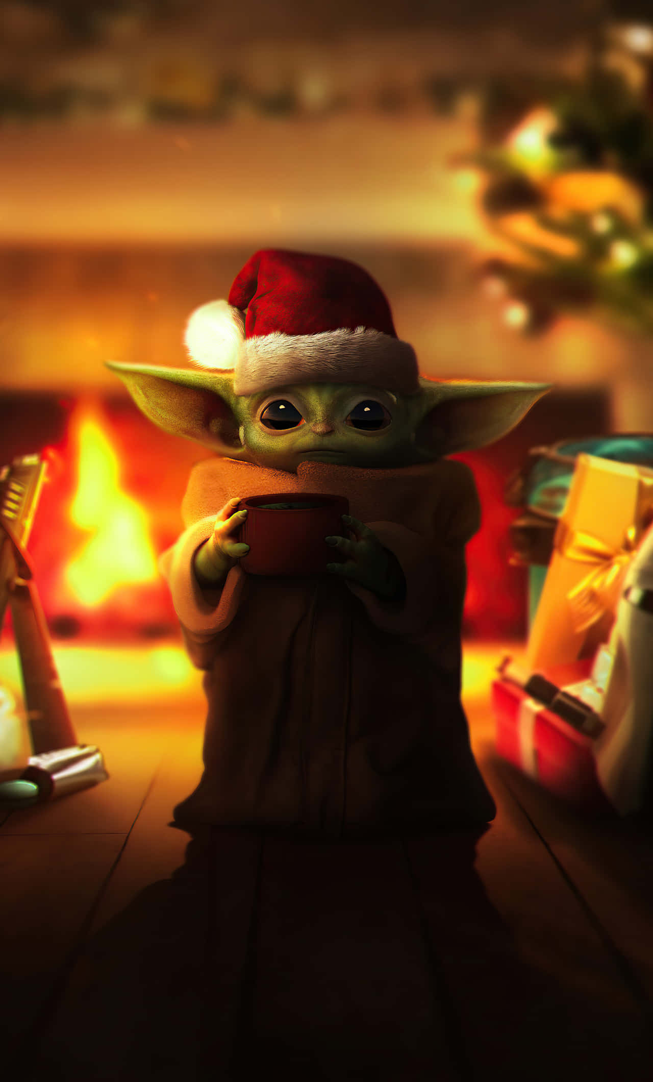 Baby Yoda 圣誕肖像 壁紙 — 一個戴著聖誕帽的小綠色外星人，在溫暖的壁爐旁拿著杯子，周圍環繞著聖誕禮物。