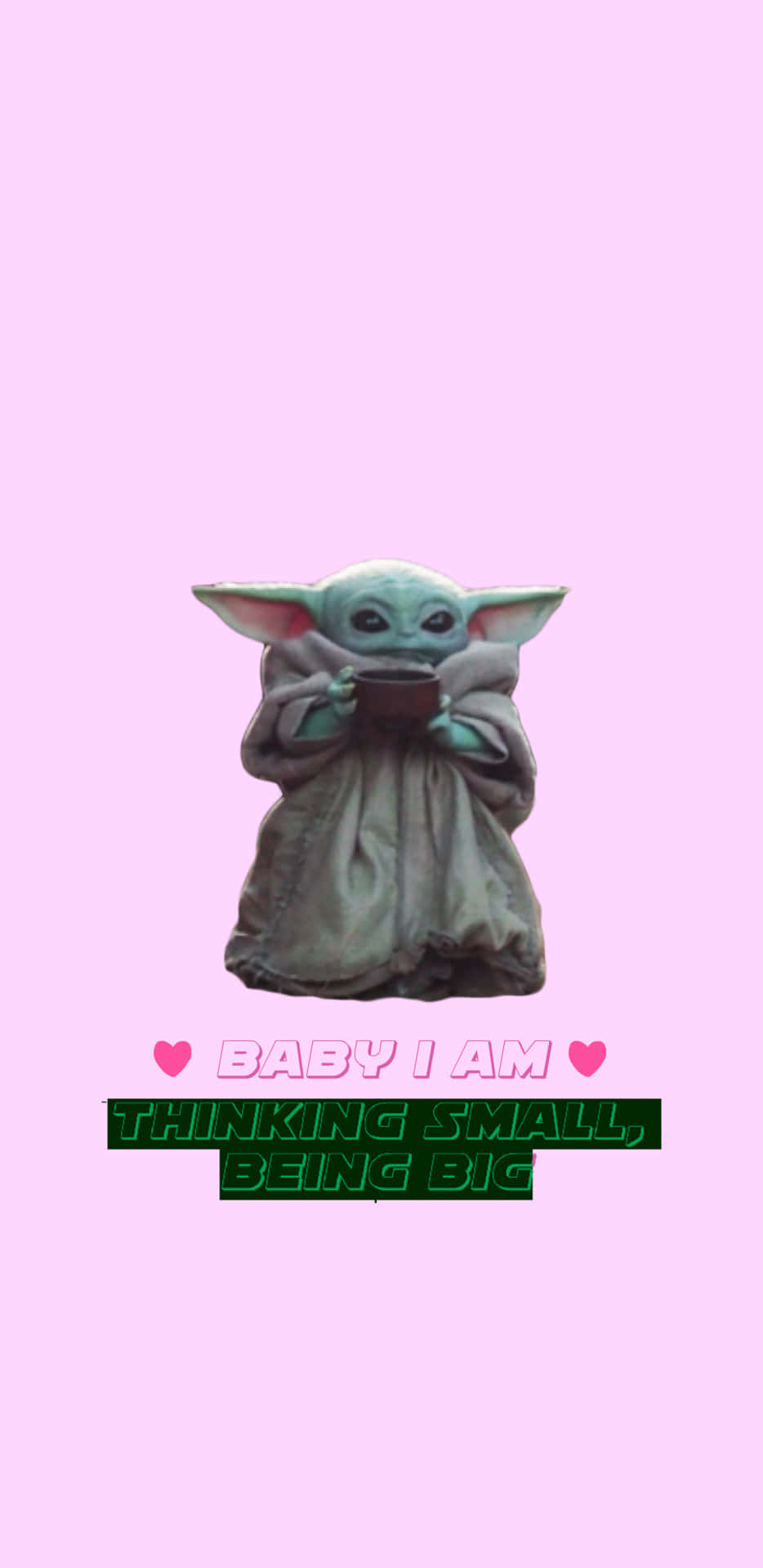 Baby Yoda 美學粉底圖 壁紙 — Baby Yoda 喺柔和粉紅色背景上拎住一個杯，上面有文字 'BABY I AM THINKING SMALL BEING BIG'。