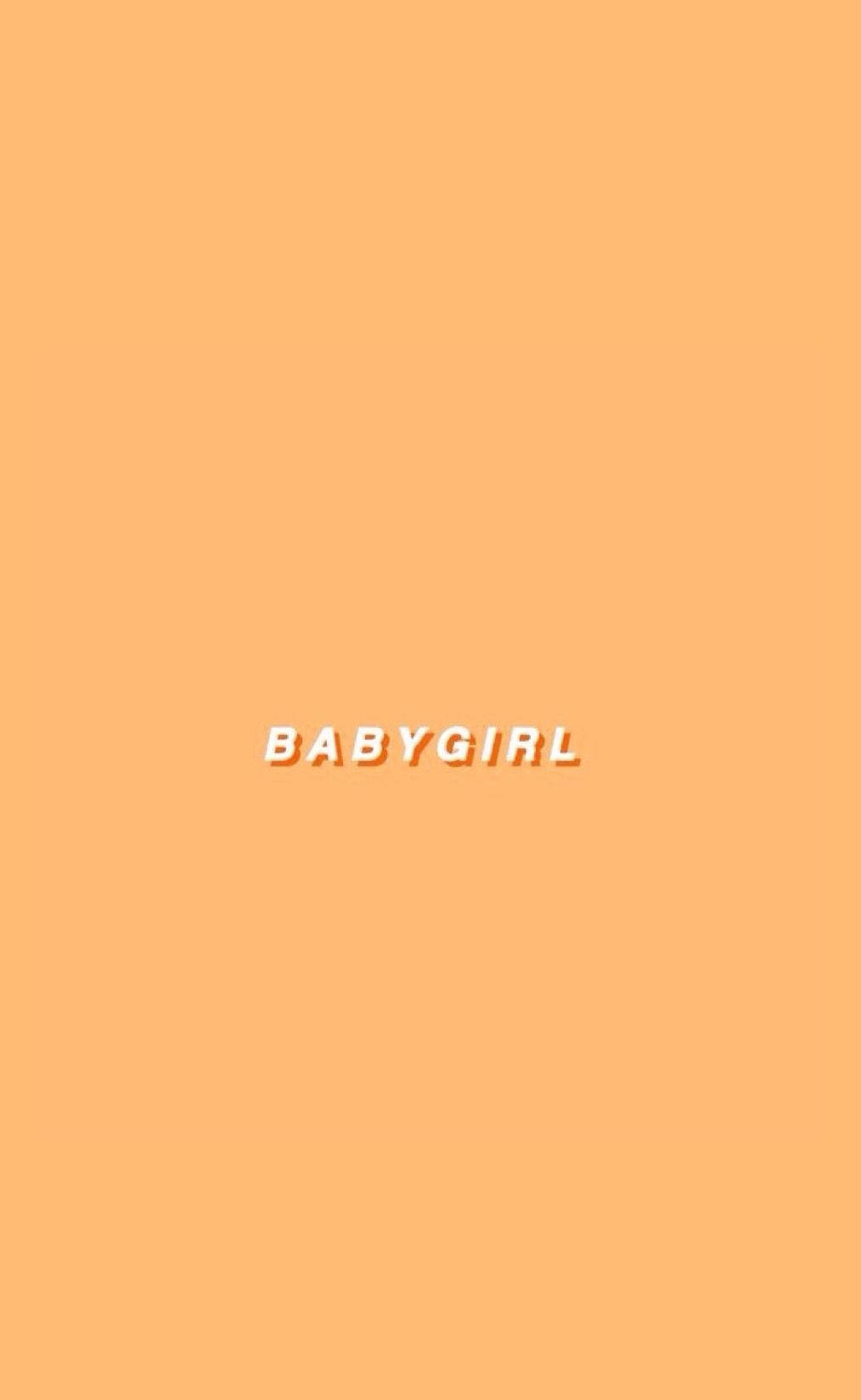 Babygirl 淡雅風 壁紙 — 簡約蜜桃色背景，中央有白色3D文字寫著BABYGIRL。