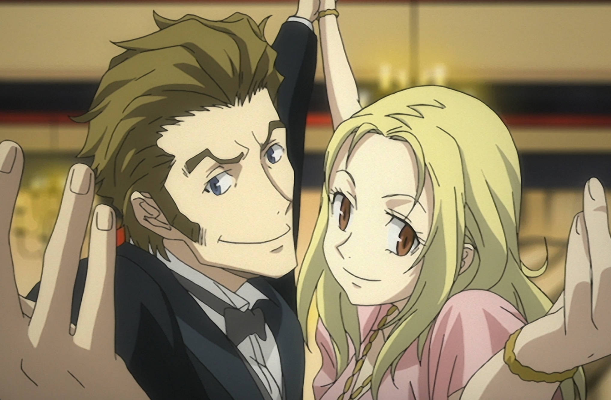 Baccano 劇中不朽情侶艾薩克與米莉亞 壁紙 — 兩個動漫角色在溫暖燈光的地下鐵車廂內，微笑著握住地鐵扶手。