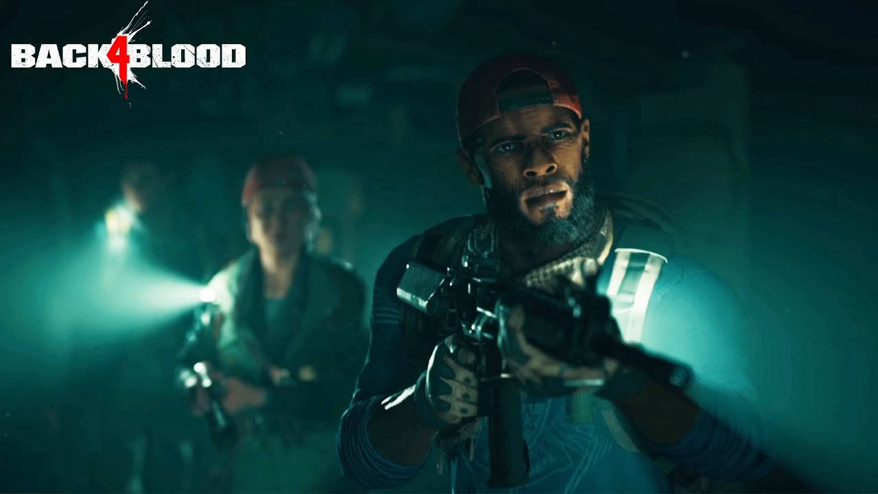Back 4 Blood 穿過霧氣 壁紙 — 兩名武裝倖存者在昏暗的恐怖遊戲場景中，帶有綠色燈光和緊張表情。