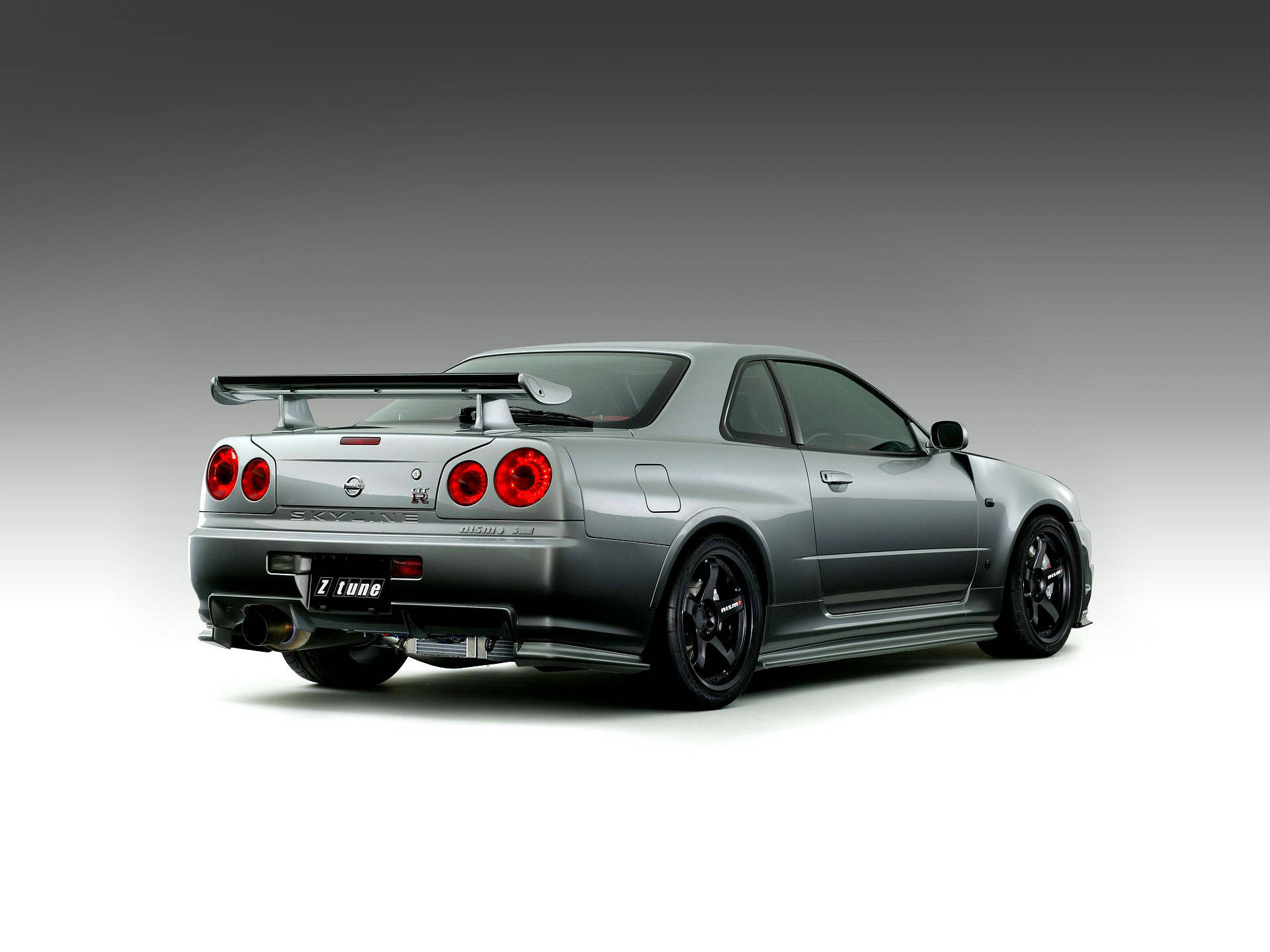 灰色Skyline汽車後視圖