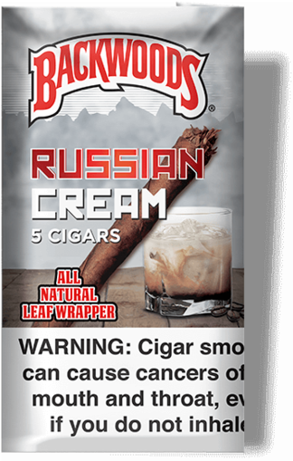 Backwoods Russian Cream雪茄包裝 壁紙 — 特寫鏡頭：Backwoods Russian Cream 雪茄包裝，包含一支雪茄和一杯奶油雞尾酒，背景為紋理灰色。