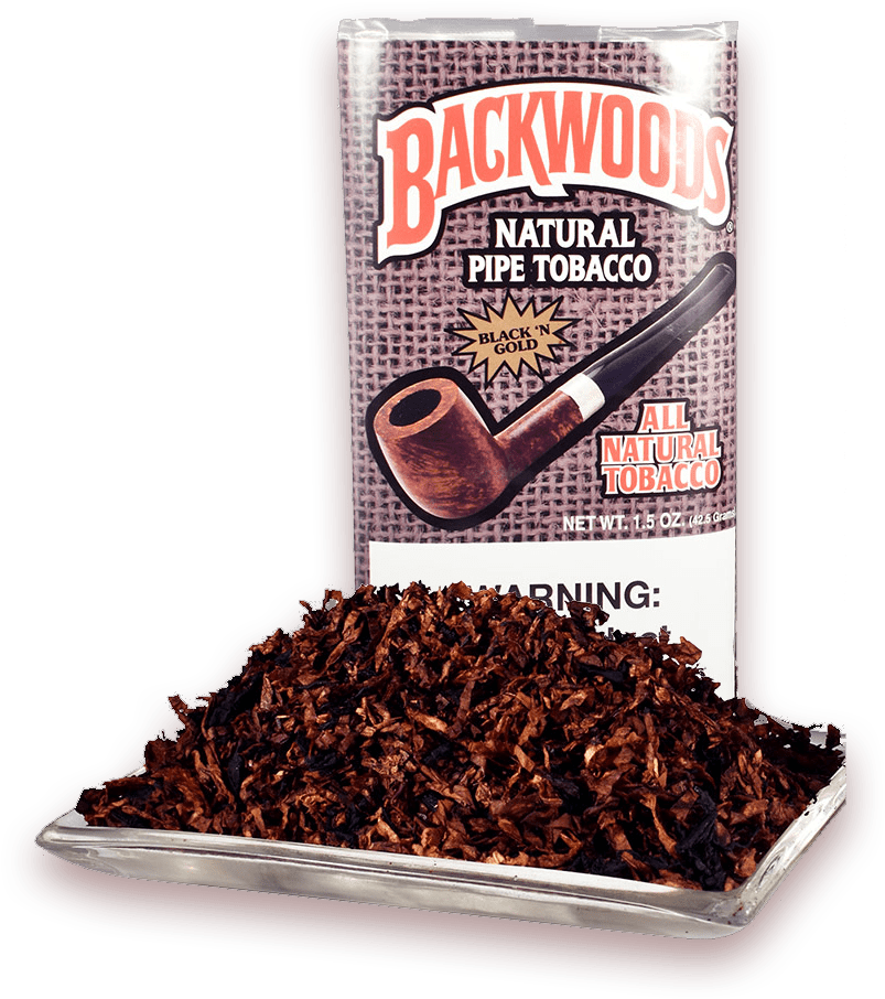 Backwoods 管煙草包裝 壁紙 — 一袋 Backwoods Black 'n Gold 天然煙斗煙草，鬆散的煙草灑在黑色背景前的托盤上。