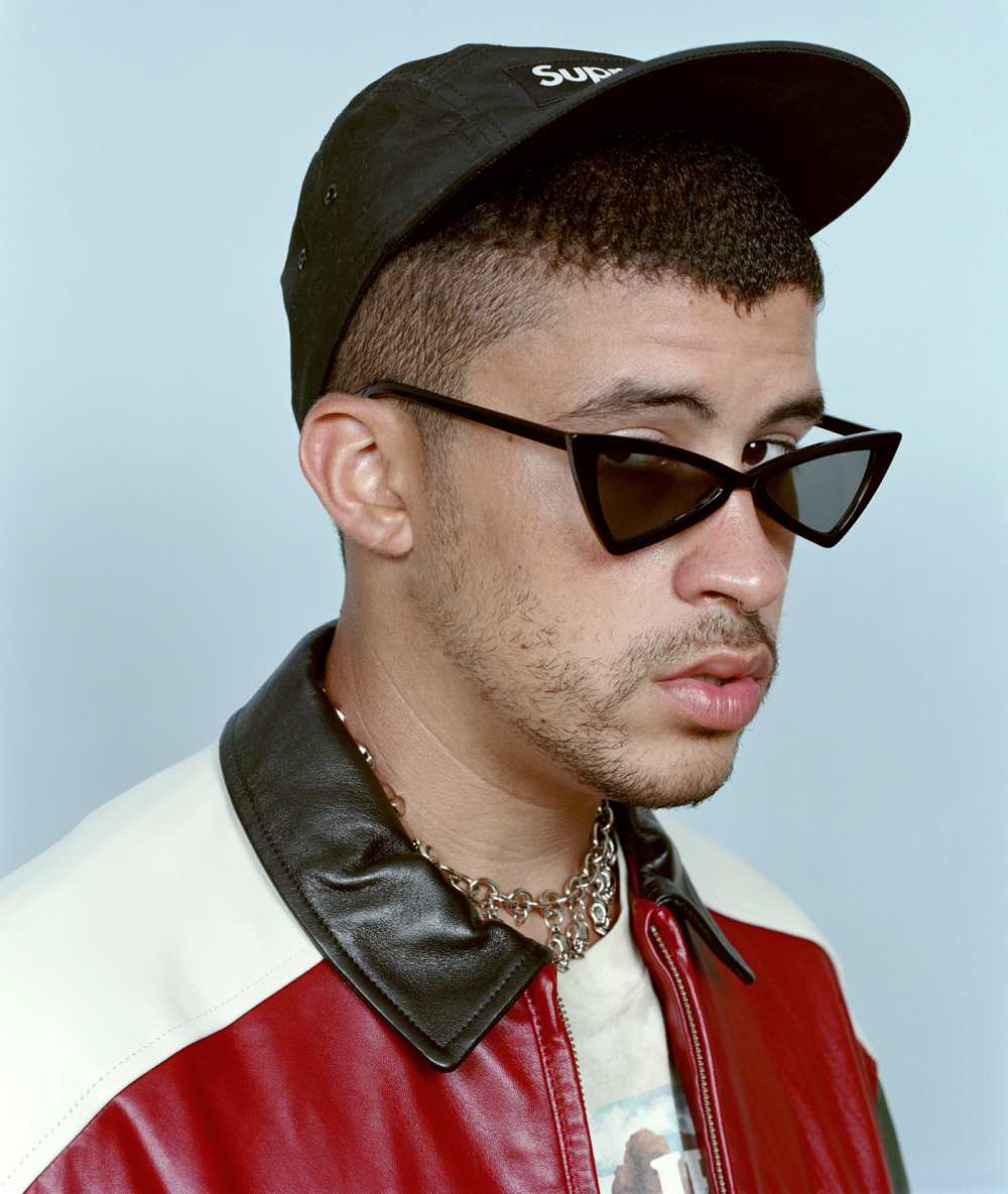 Bad Bunny 飄逸時尚，身穿鮮豔服裝展現個人魅力 壁紙