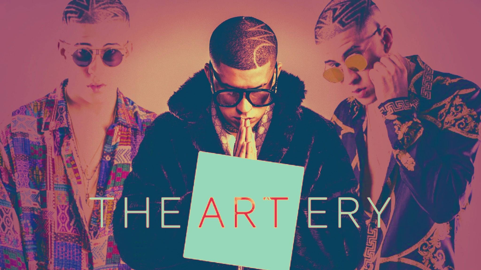 Bad Bunny The Art Ery 海報 壁紙 — 三位穿著時尚、頭髮帶有圖案並戴著太陽眼鏡的人士，在粉紅色漸變背景前擺姿勢，手持寫有「THE ARTERY」的標語牌。