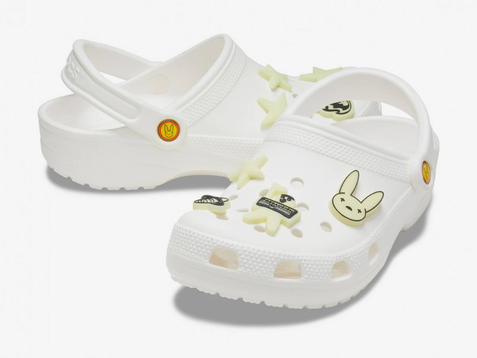 白色Crocs配上發光兔仔和星星吊飾，營造俏皮造型。