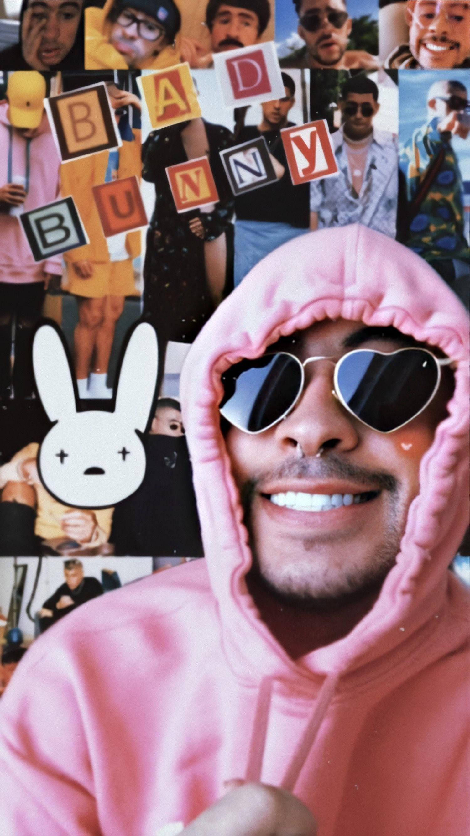 Bad Bunny 粉紅連帽外套 壁紙 — 一個微笑的男人穿著粉紅色連帽衫和心形太陽眼鏡，主導著他的照片和「BUNNY」字母瓷磚的拼貼畫。