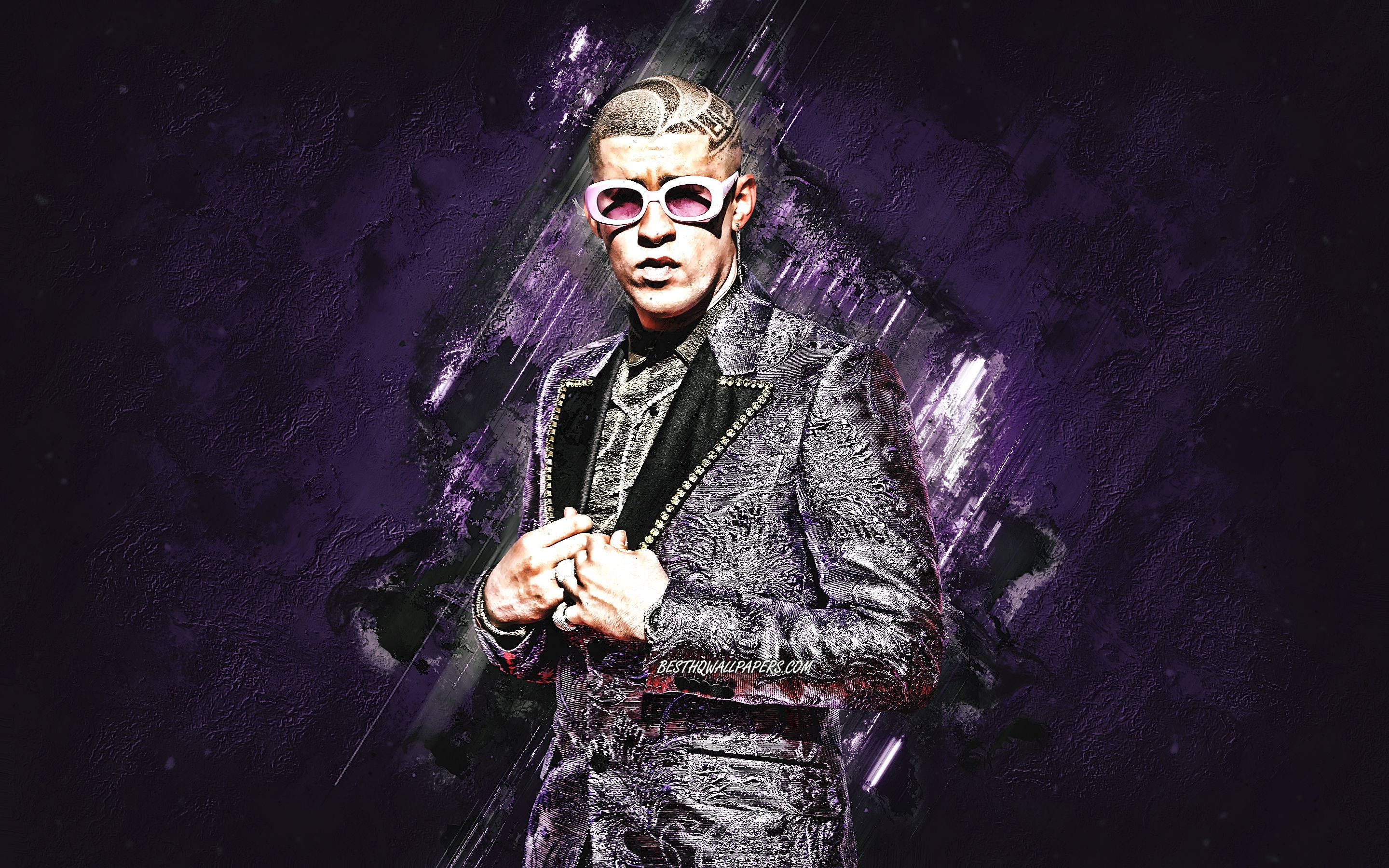 Bad Bunny 紫色絲質西裝 壁紙 — 一個穿著質感銀色西裝和粉色太陽眼鏡的男人，自信地站在充滿活力的紫色抽象背景前。