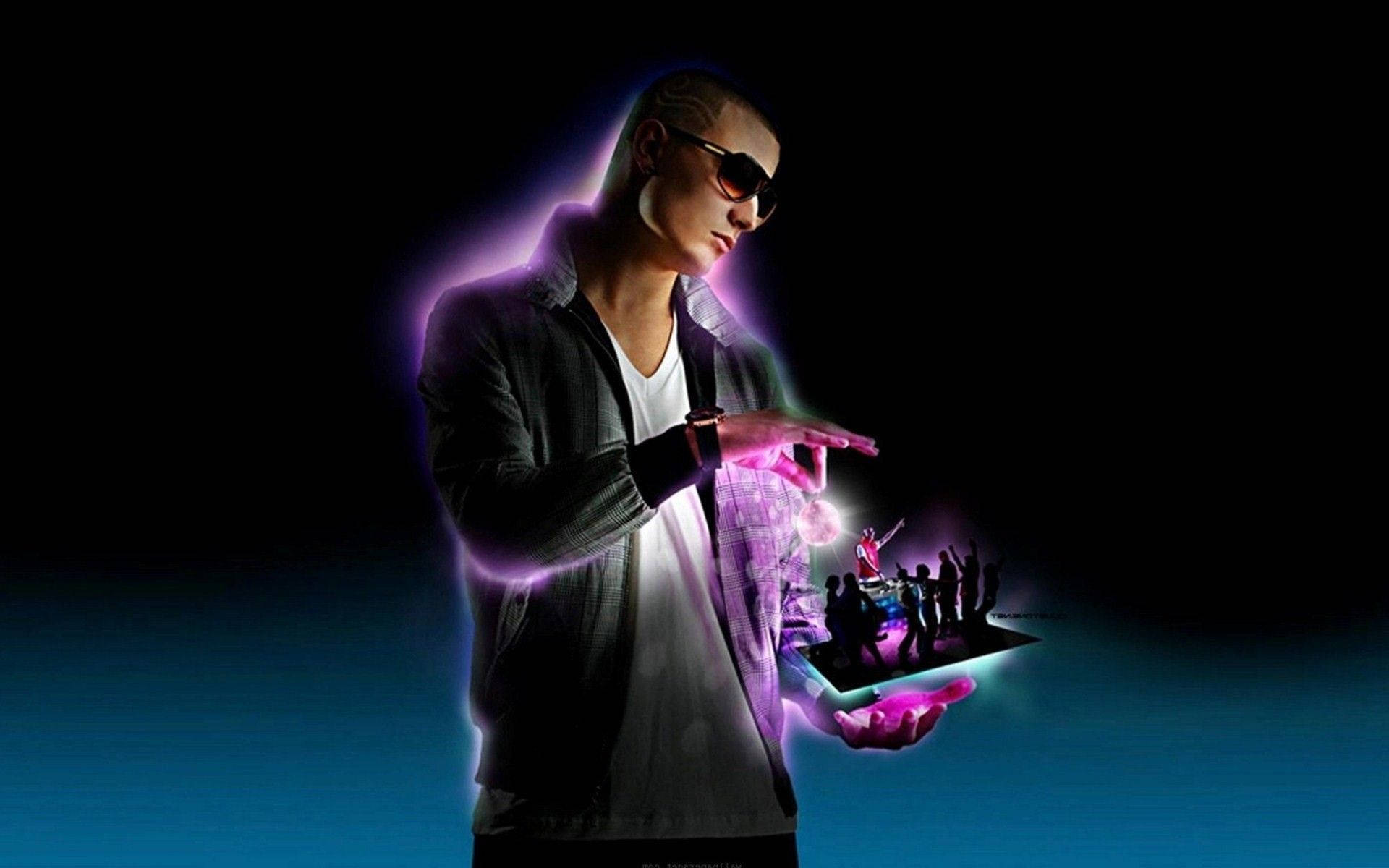 Bad Bunny 電子舞臺DJ台 壁紙 — 一名戴太陽眼鏡的男子散發著紫色能量，將一個漂浮舞台連同表演者懸浮在他的手掌之上。