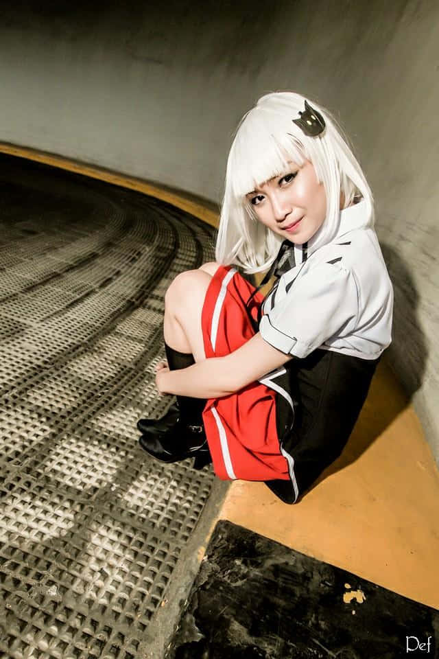  壁紙 — 一位白髮戴貓耳飾品的角色扮演者坐在昏暗地下隧道彎曲的混凝土邊緣上。