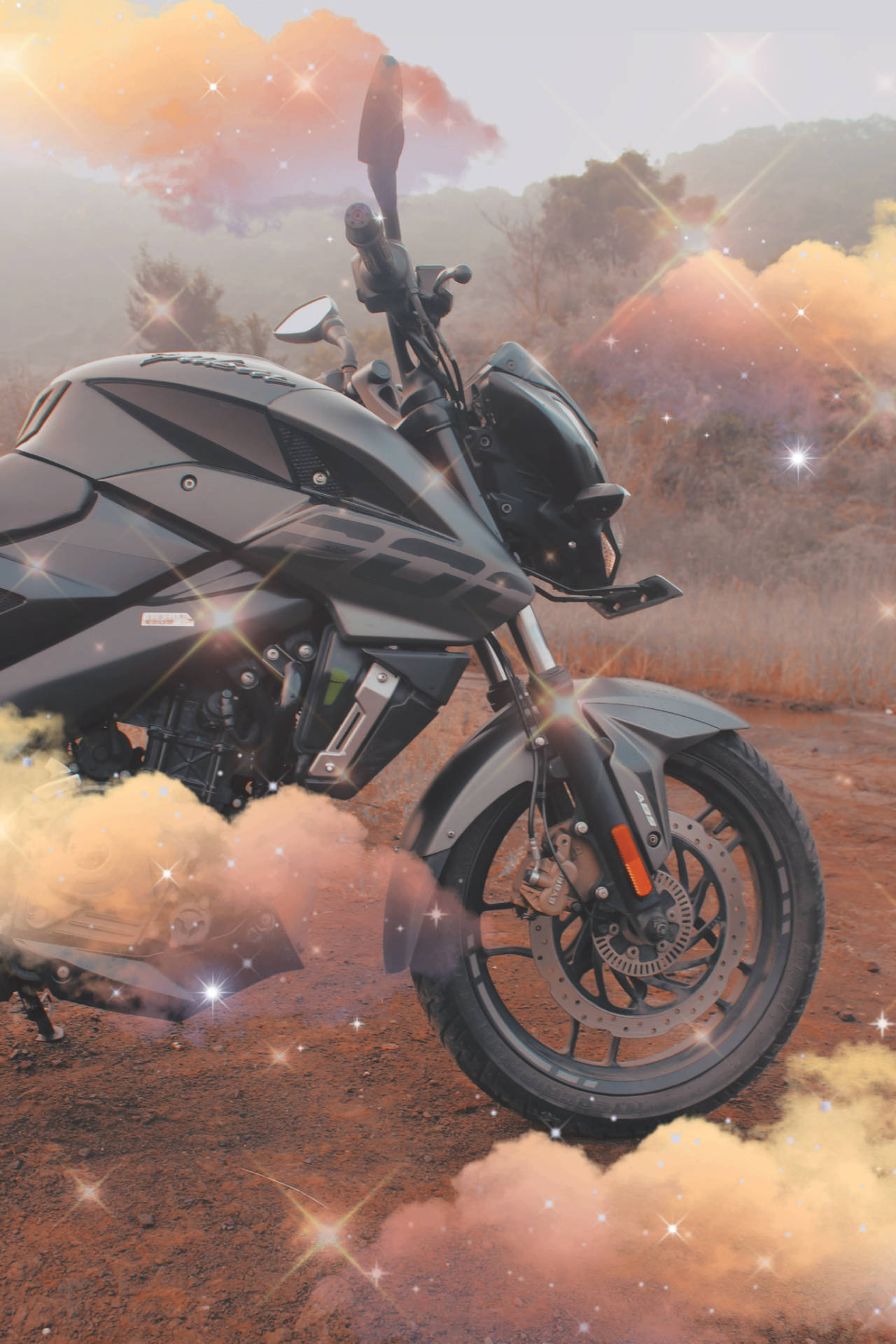 Bajaj Pulsar NS 200 摩托車覆塵閃耀特效 壁紙 — 一架時尚的黑色電單車停在佈滿灰塵的地形上，背景是夢幻般的日落天空，充滿閃爍的星星和發光的雲彩。