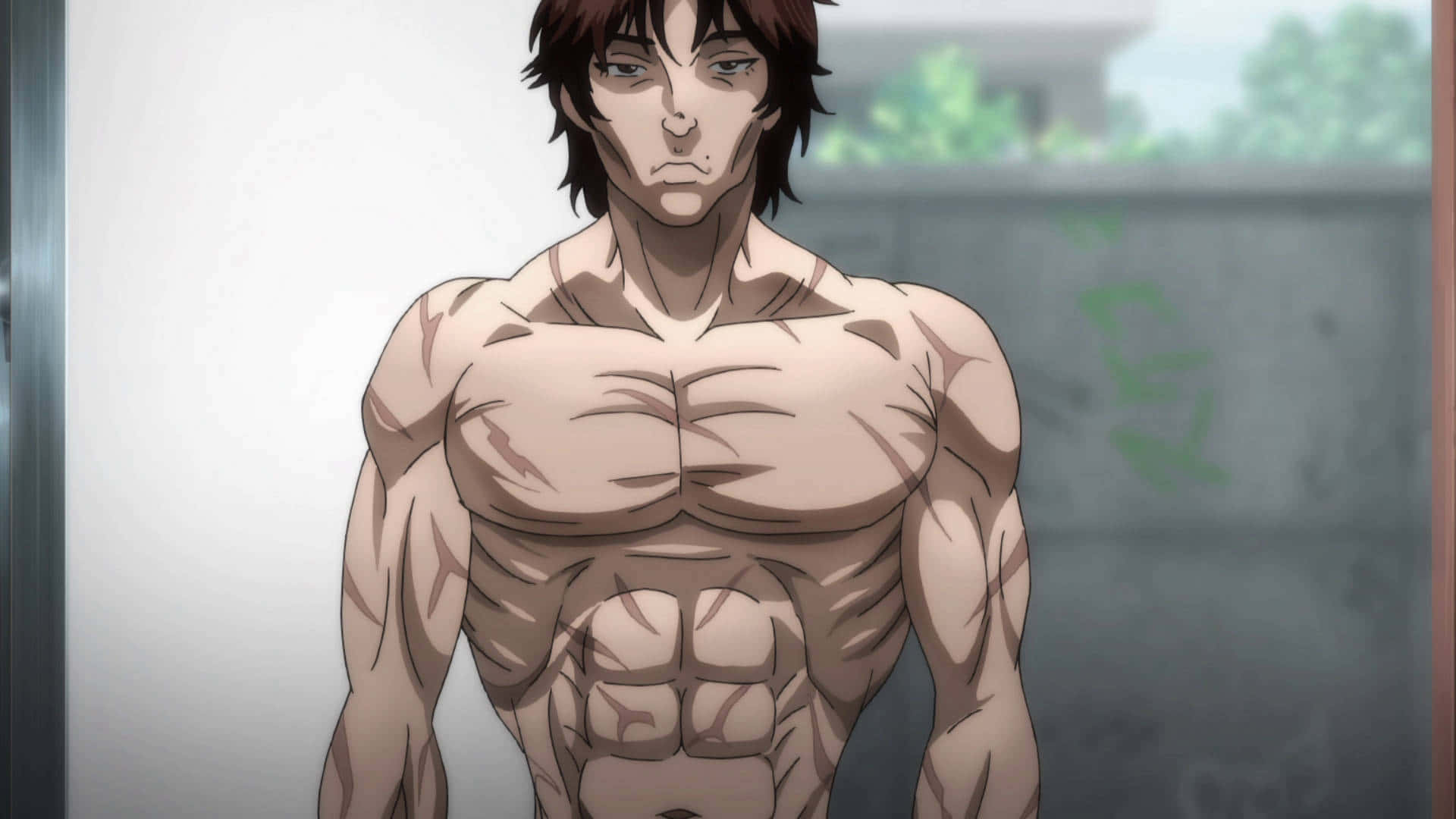 一個赤裸上身的肌肉發達動漫男人，棕色頭髮，站在有塗鴉的城市小巷裡。