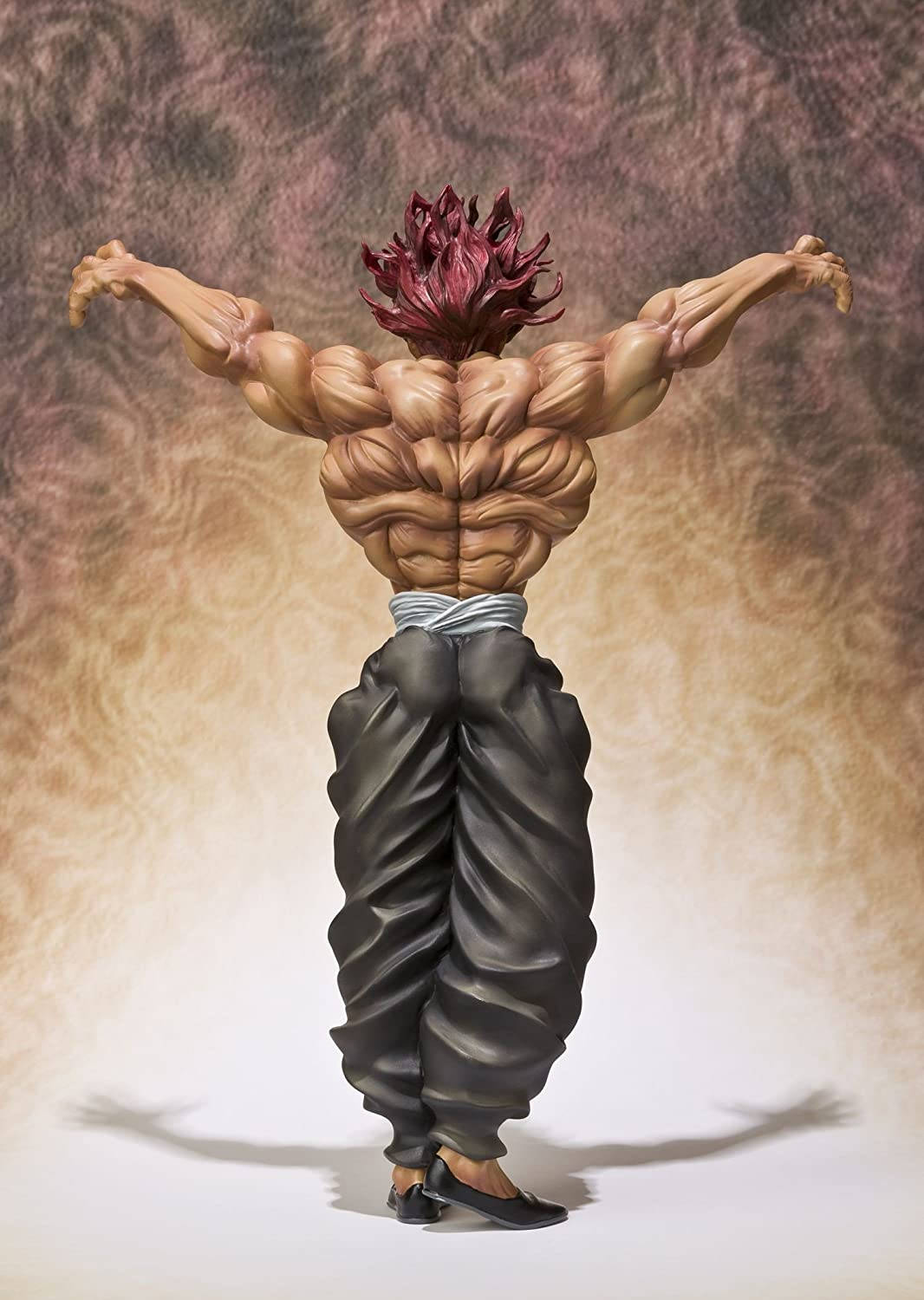 Baki HD 魔鬼背影 壁紙 — 一個肌肉發達的動漫人物，有著尖刺的紅髮和黑色褲子，雙臂張開，站在大理石紋的棕色背景前。