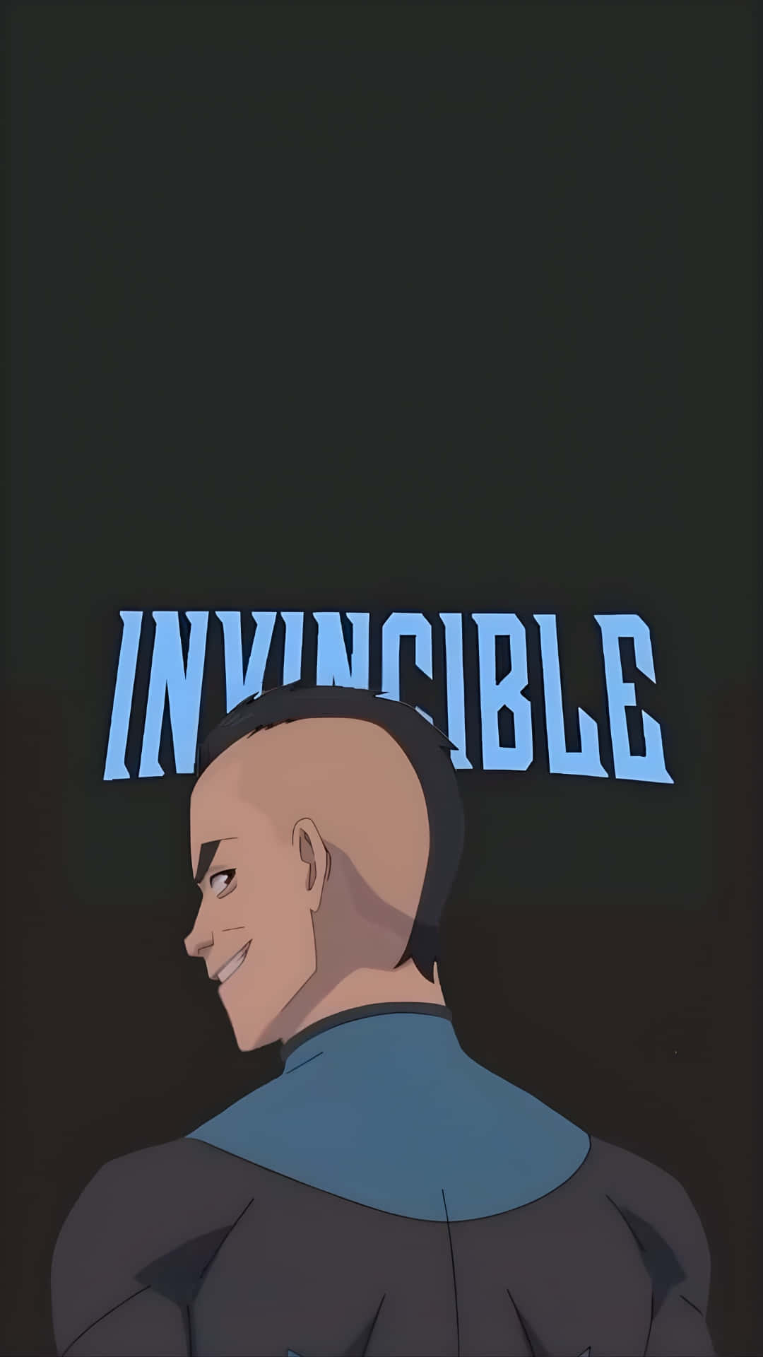  壁紙 — 一個光頭動漫角色穿著深色西裝，在發光的藍色「INVINCIBLE」標題下越過肩膀微笑。
