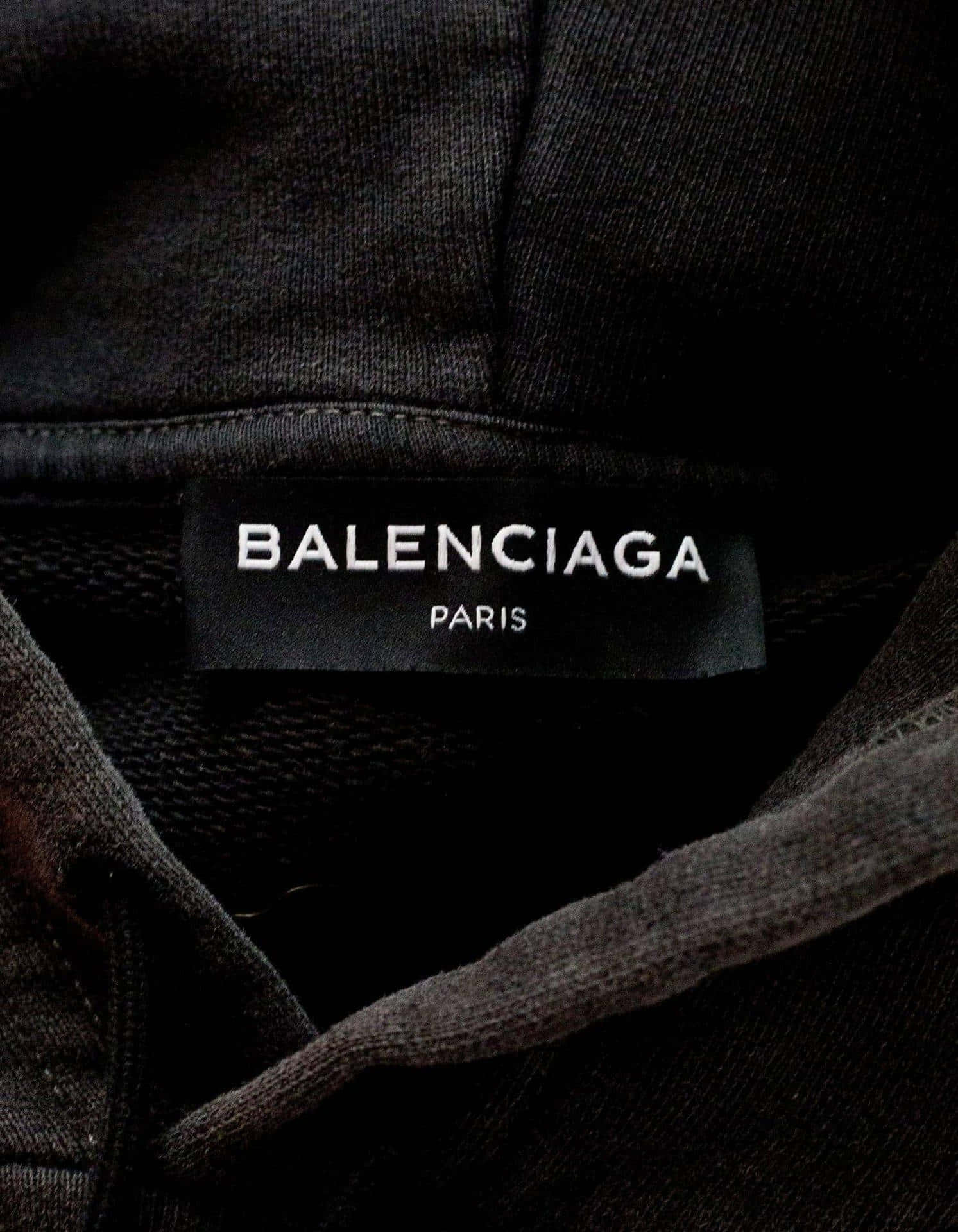 高級訂製的巔峰 —— Balenciaga 壁紙 — 黑色Balenciaga Paris標籤近距離特寫，縫在深色紋理布料上，白色字體清晰。