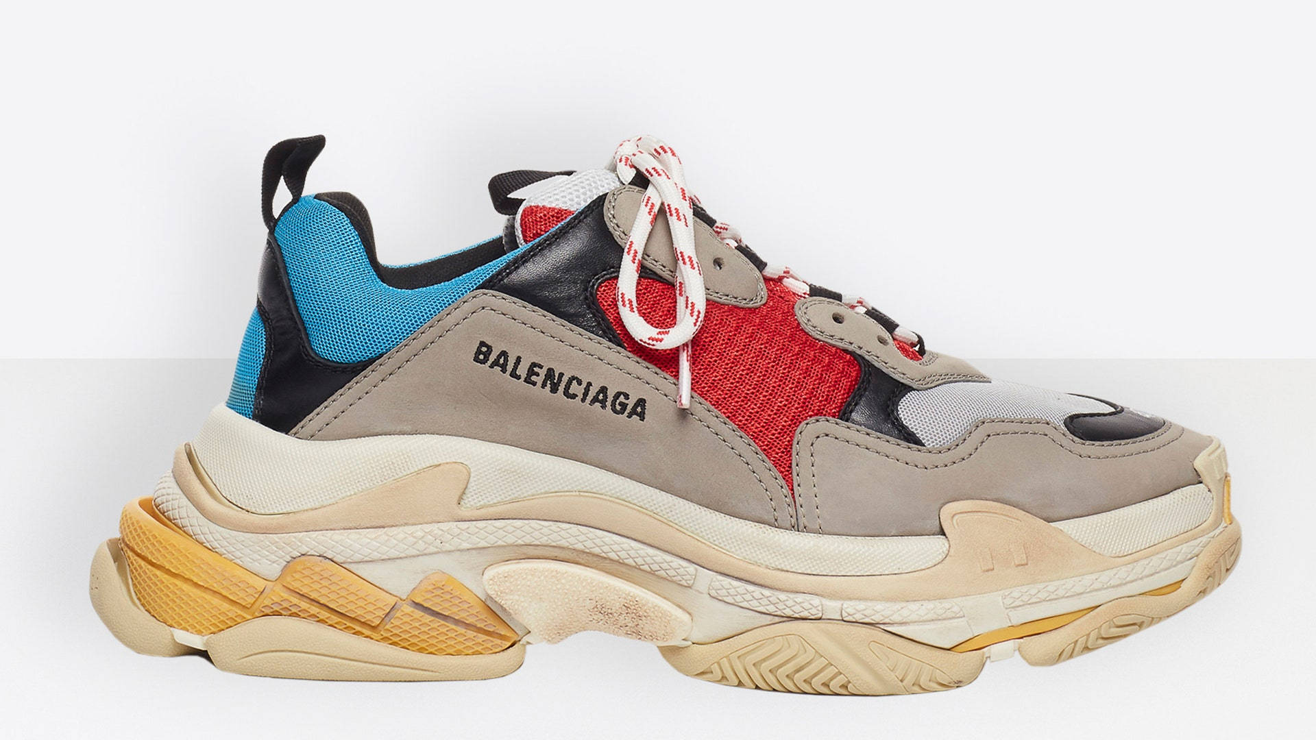 Balenciaga 跑步鞋海報 壁紙 — 大膽的 Balenciaga 運動鞋，厚米色鞋底，紅、藍、黑面板，白色鞋帶，純白背景。