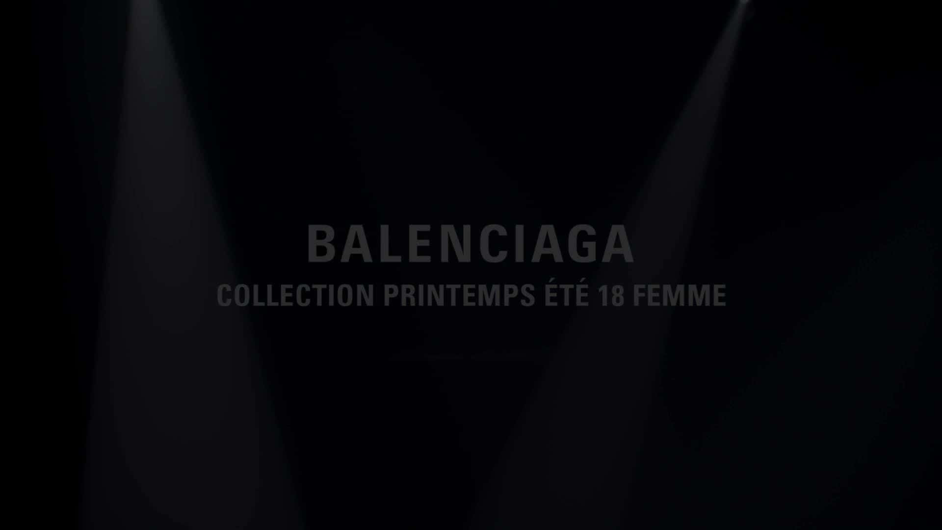 Balenciaga 的高級時尚優雅 壁紙 — 黑暗舞台，聚光燈光束框住 Balenciaga Spring Summer 18 Women collection 文字。