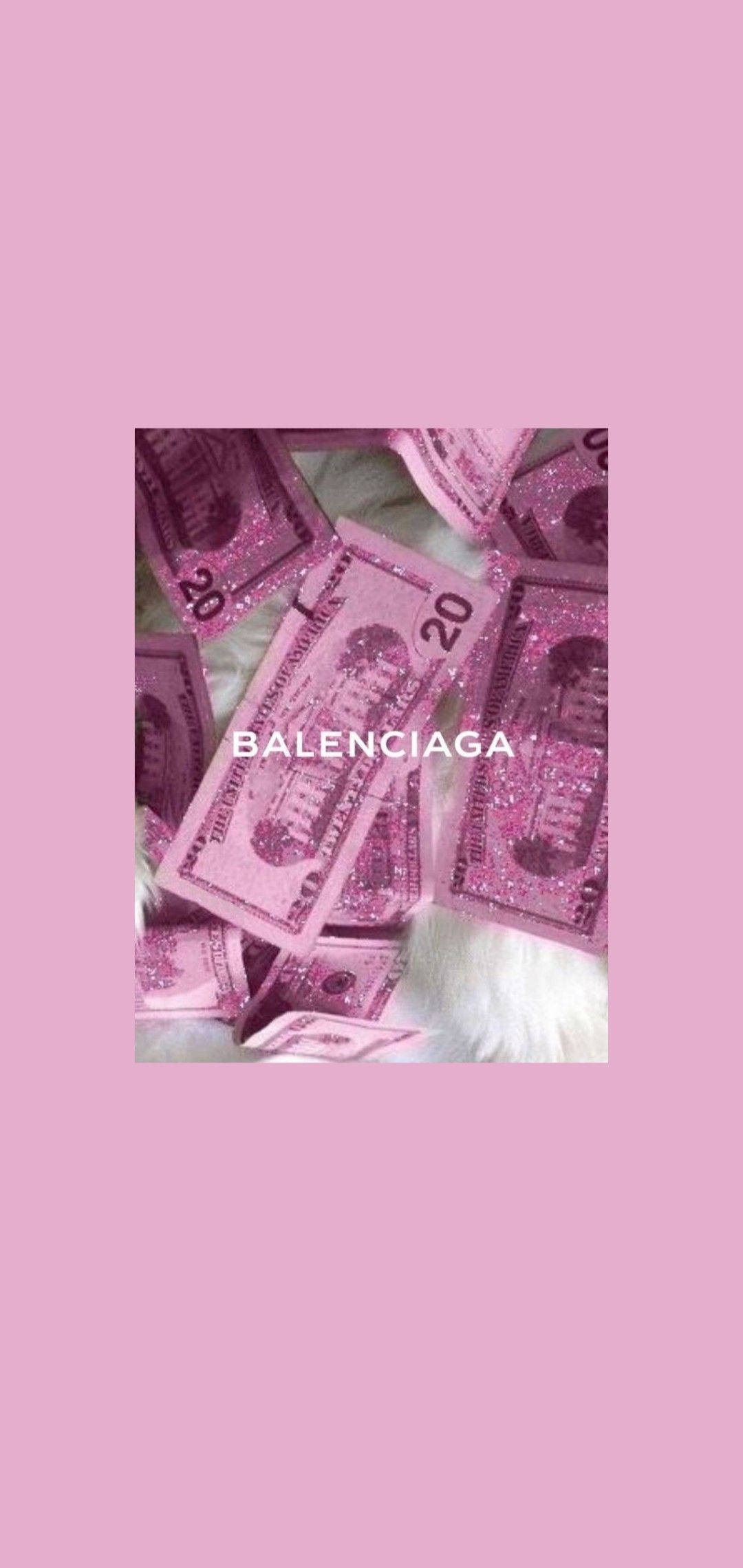 Balenciaga 紫色美學海報 壁紙 — 粉紅色閃粉20美元鈔票散落在毛絨白色表面上，帶有'BALENCIAGA'文字疊加。