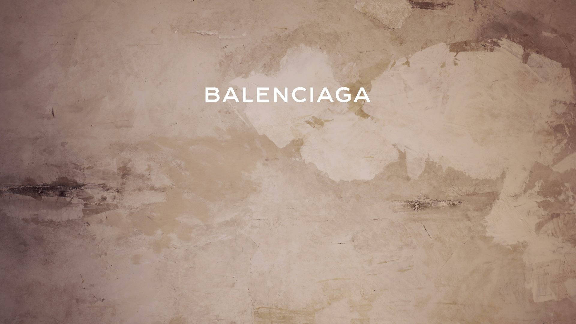 Balenciaga米色海報 壁紙 — 風化嘅米色牆壁，油漆剝落，中間有粗體白色「BALENCIAGA」文字。