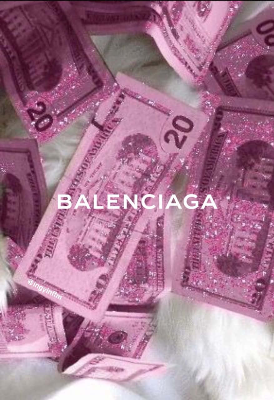 粉紅色閃亮的二十美元鈔票在白色毛絨表面上，帶有 Balenciaga 文字。